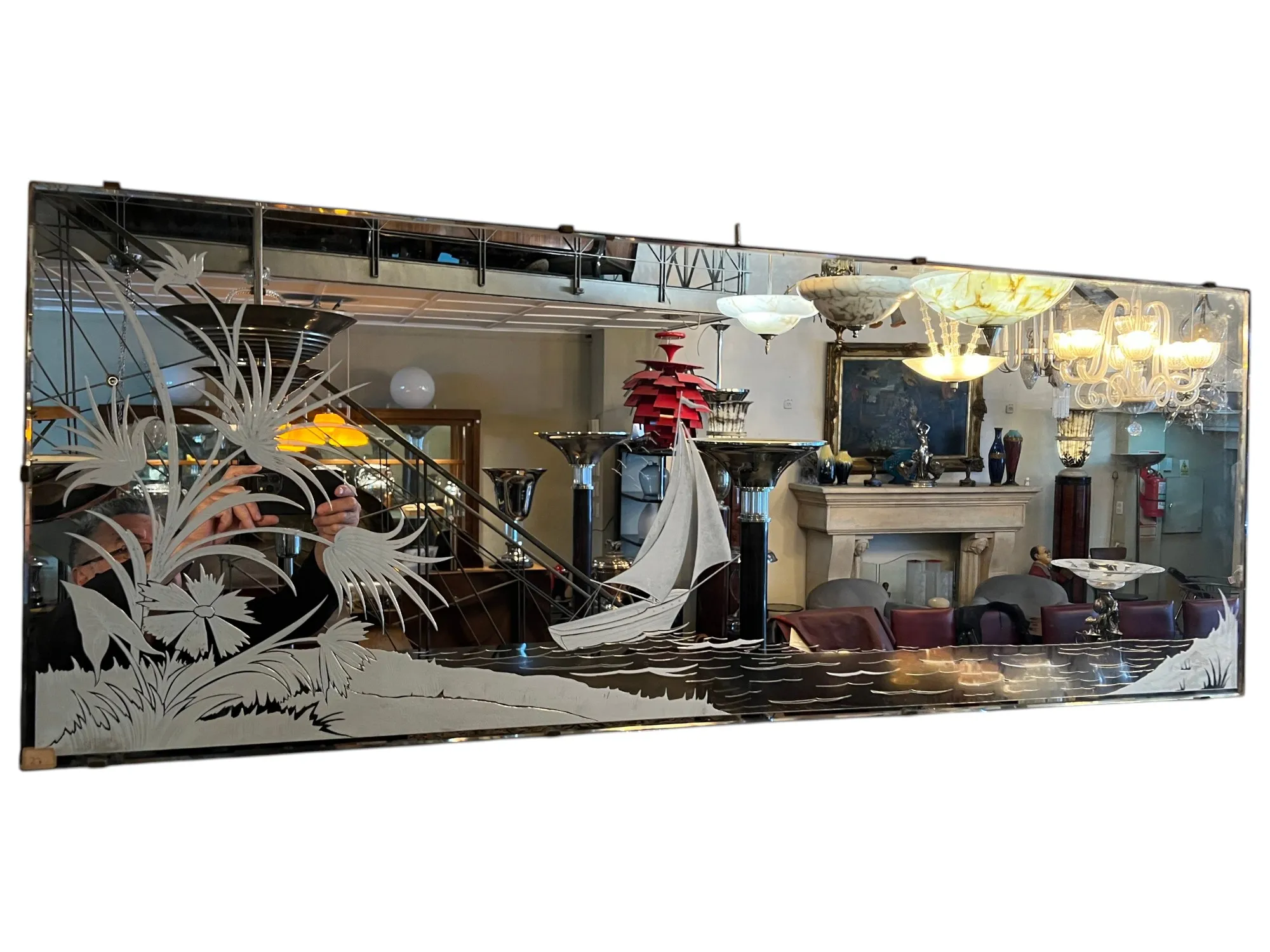 miroir ancien décoré de motifs floraux et d'un bateau