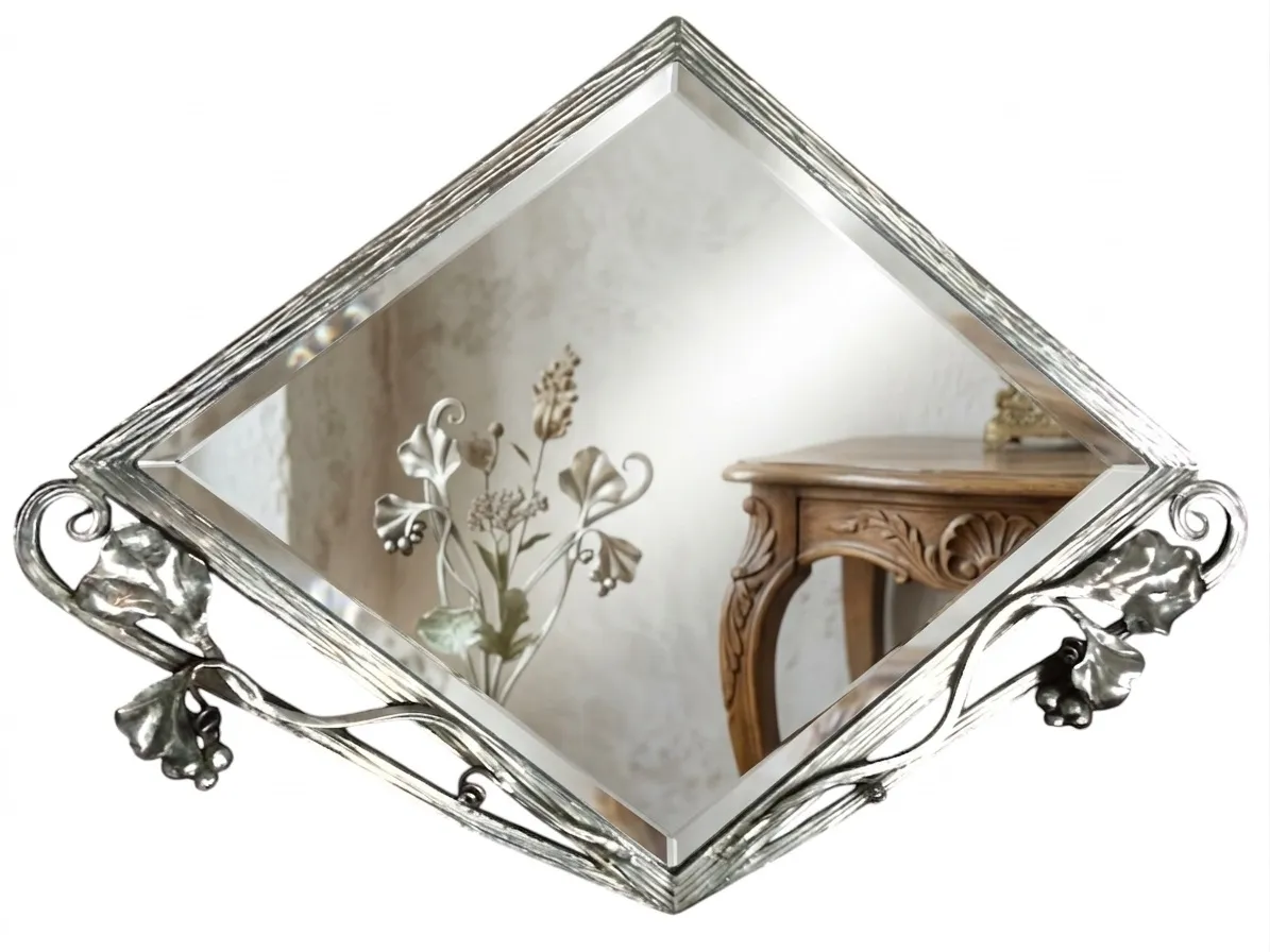 Espejo antiguo decorativo con estilo Art Nouveau en un entorno elegante