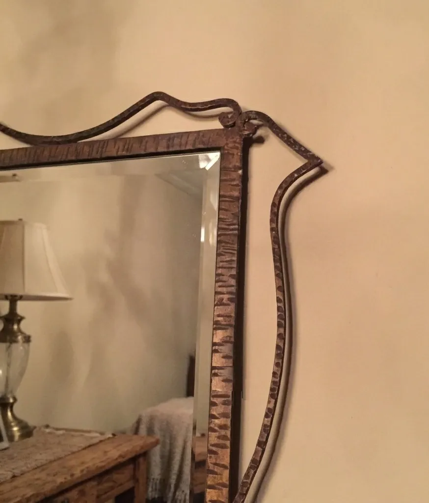 miroir antique décoratif au design élégant