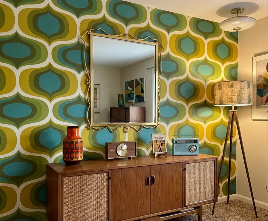 espelho antigo decorativo com moldura dourada em parede colorida