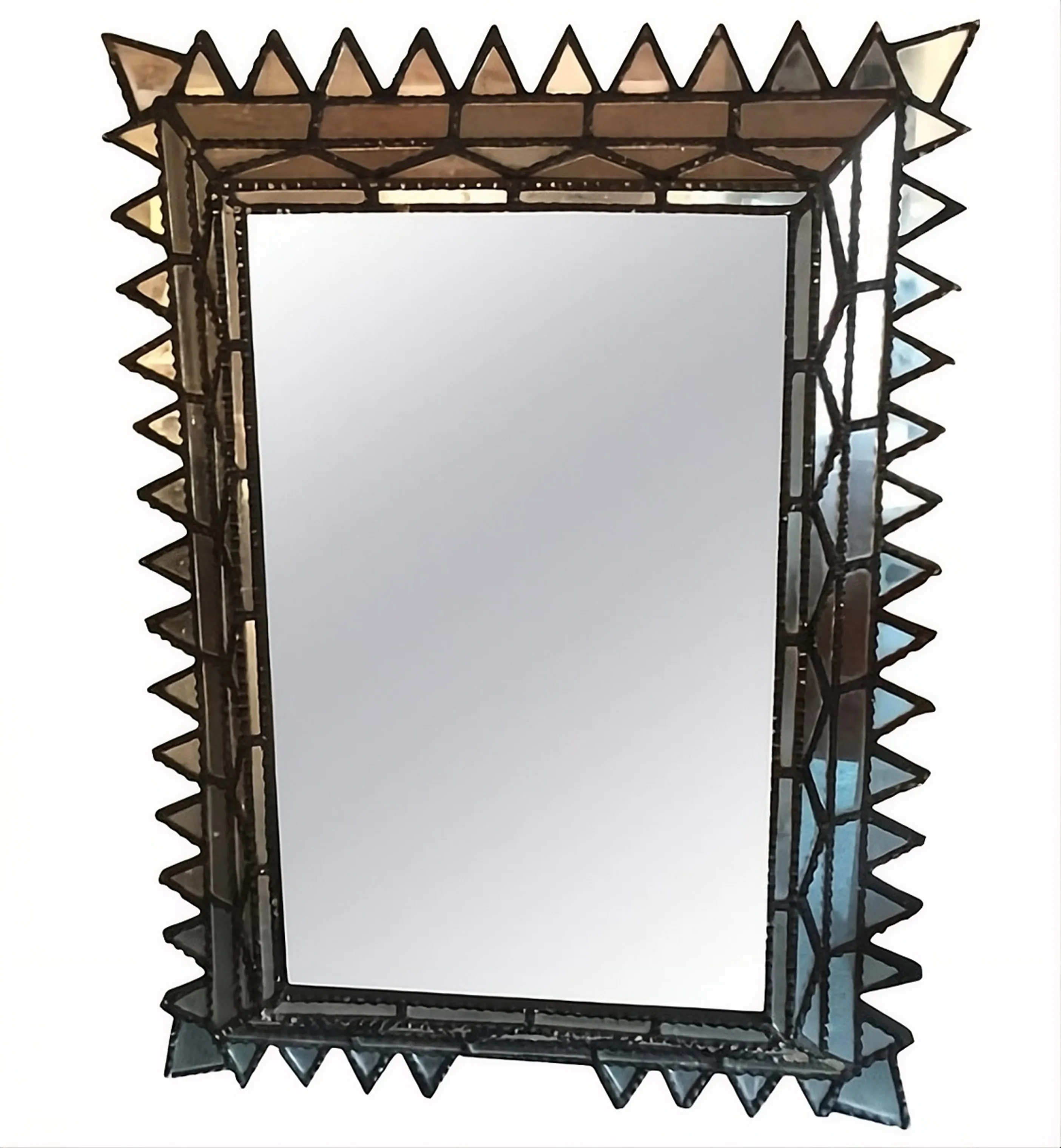 Specchio antico rettangolare con cornice geometrica affilata.