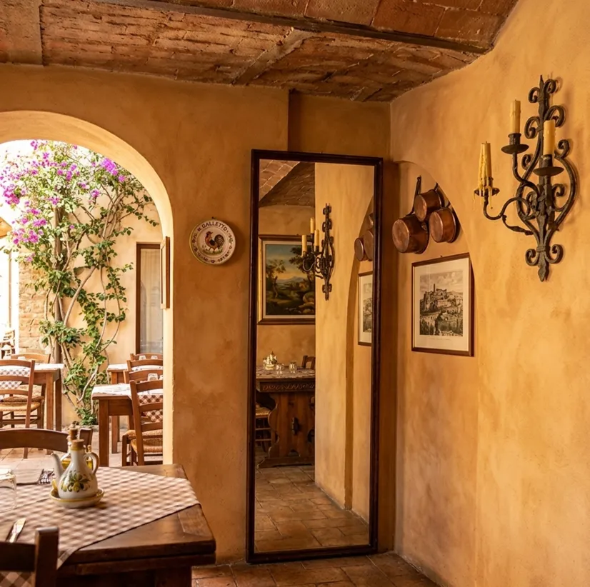 antikes spiegel, das eine gemütliche umgebung reflektiert