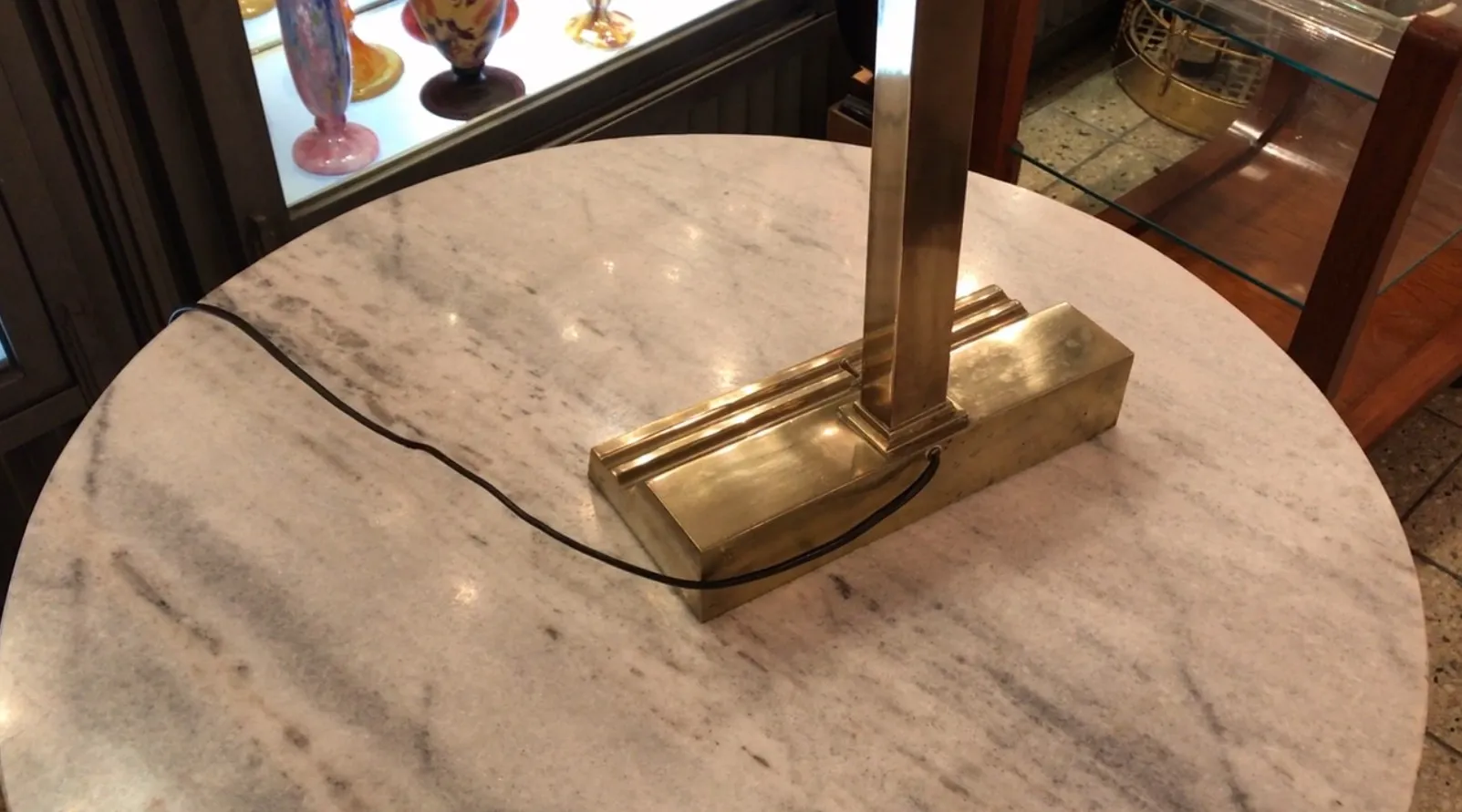 金色ベースのアールデコの古いテーブルランプ