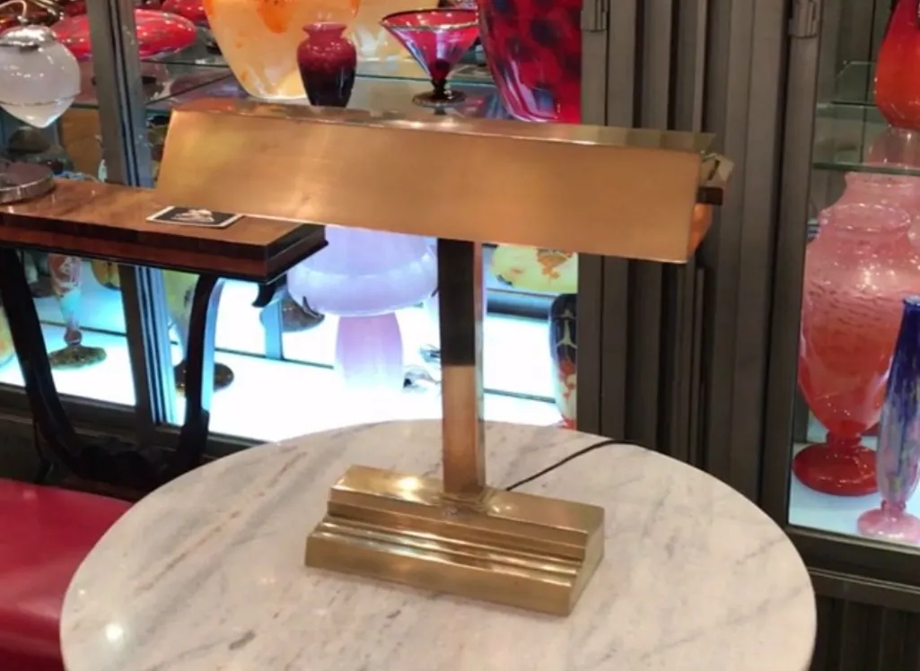 lampara de mesa antigua con base dorada y diseño elegante