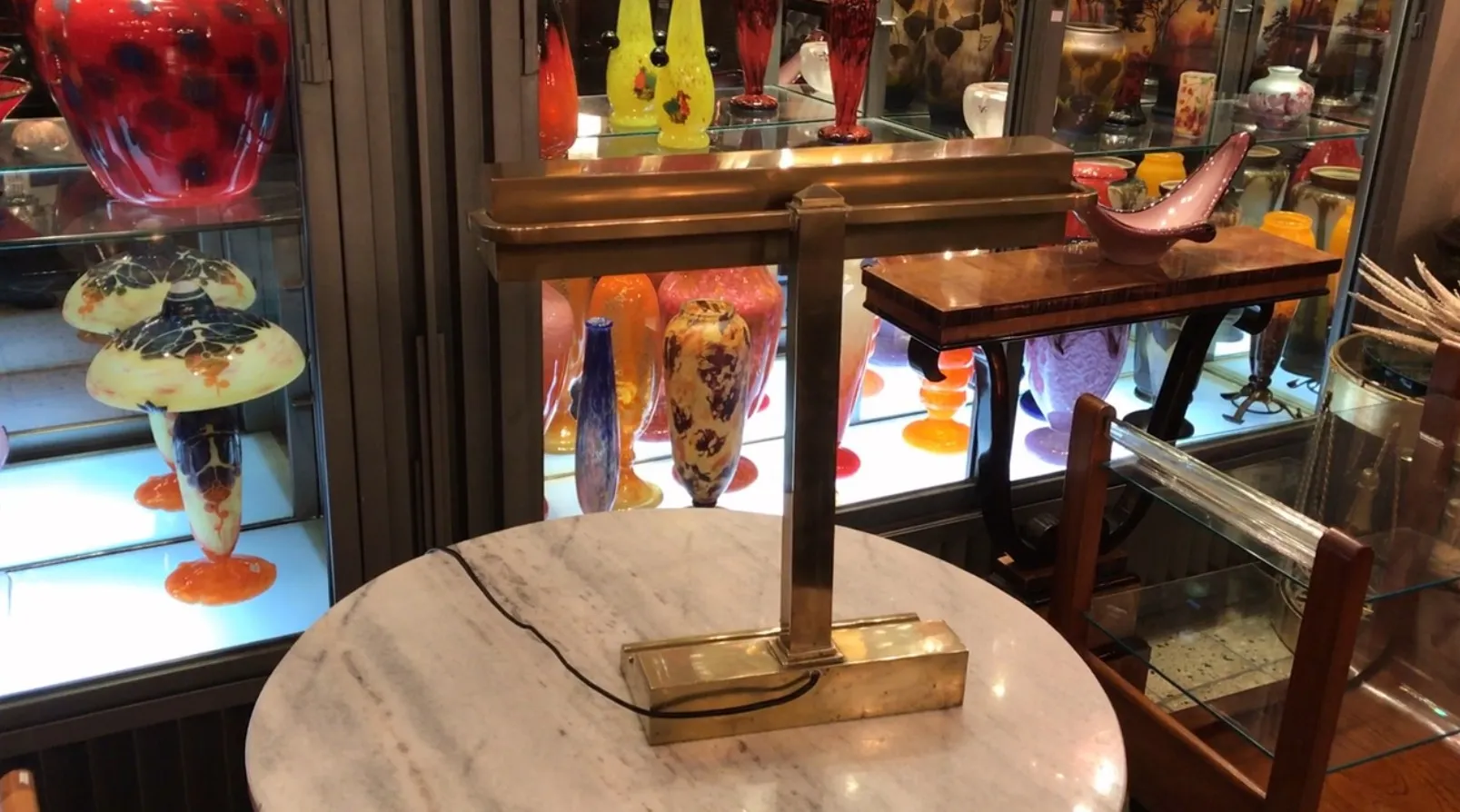 lampada da tavolo antica art deco su tavolo in marmo