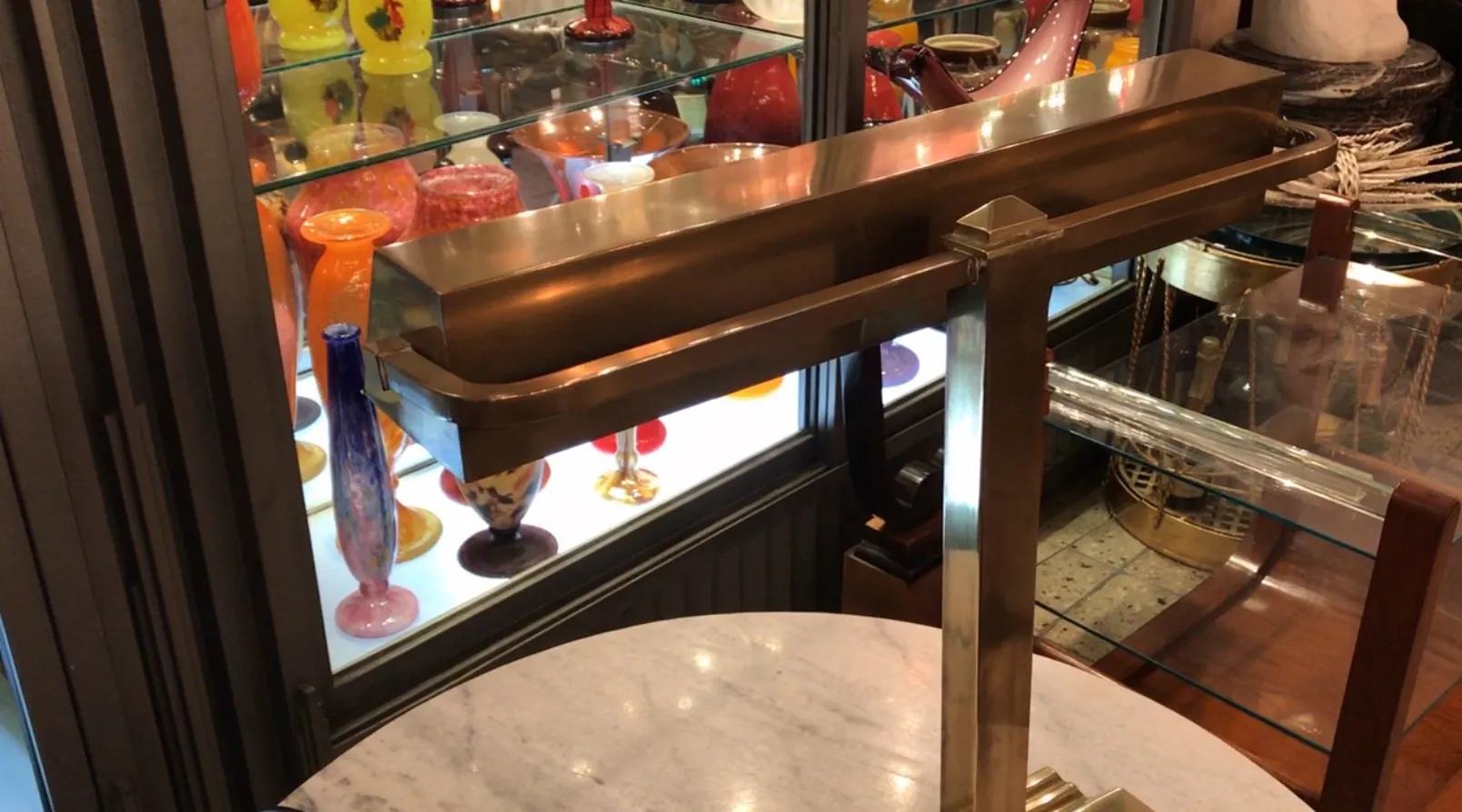 مصباح طاولة فن ديكو قديم في بيئة أنيقة.