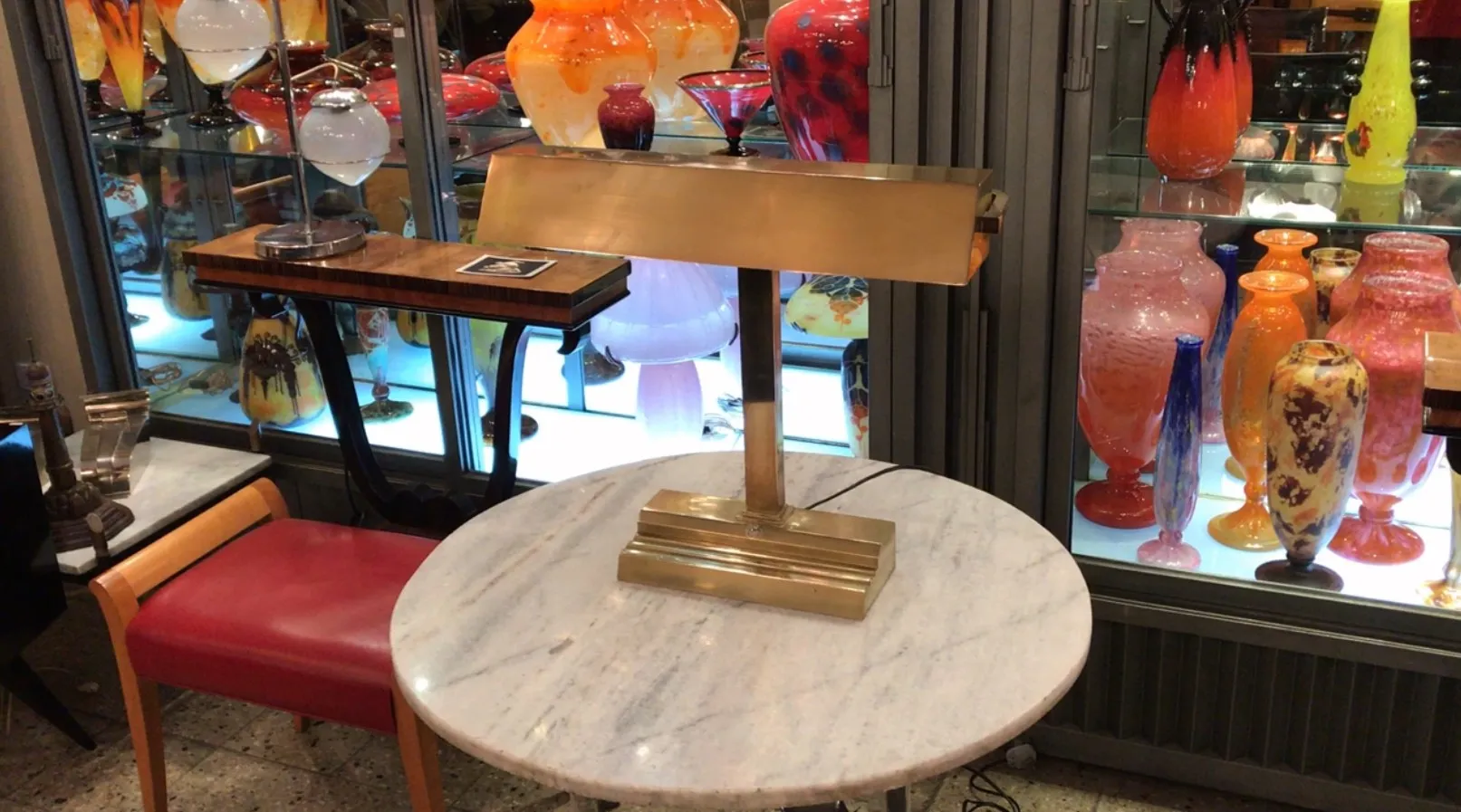 艺术装饰台灯，金色底座，优雅环境