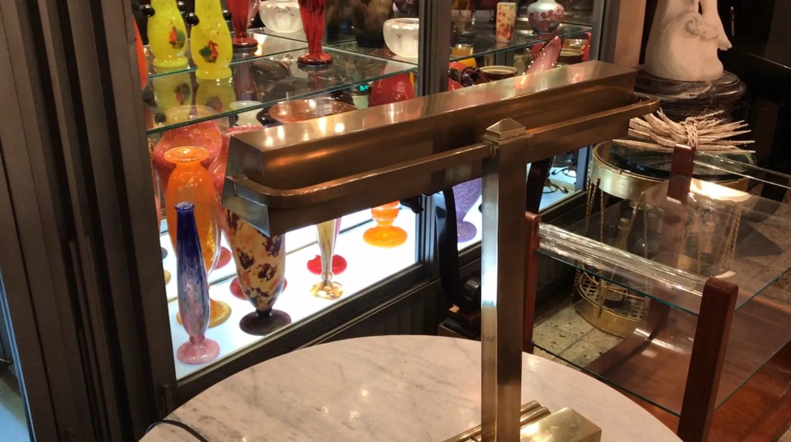 luminária de mesa art deco antiga em um ambiente elegante