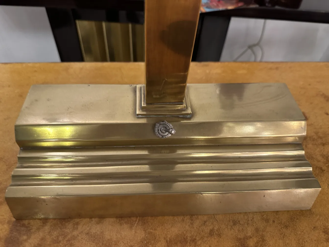 Basis einer antiken Tischlampe mit Art Deco-Design, glänzend.