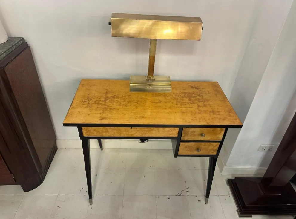 Antica lampada da tavolo in stile Art Deco su scrivania