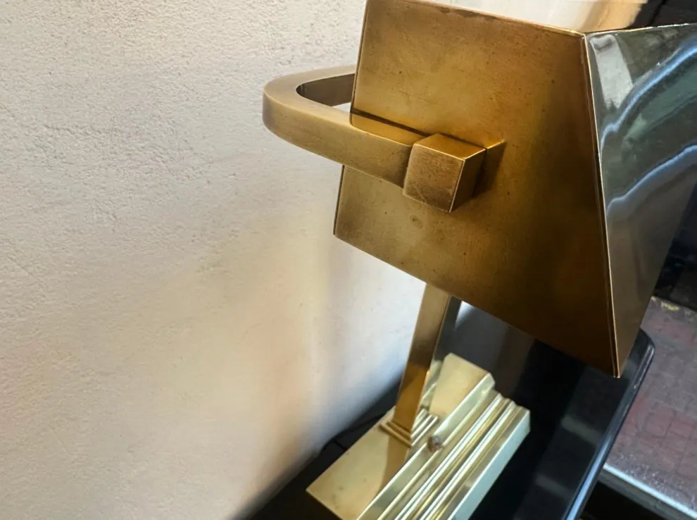 Antike Tischlampe im Art-Deco-Stil mit modernem Design. Ideal zur Dekoration.