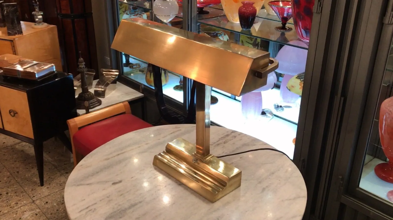 lampara de mesa antigua estilo art deco en ambiente elegante