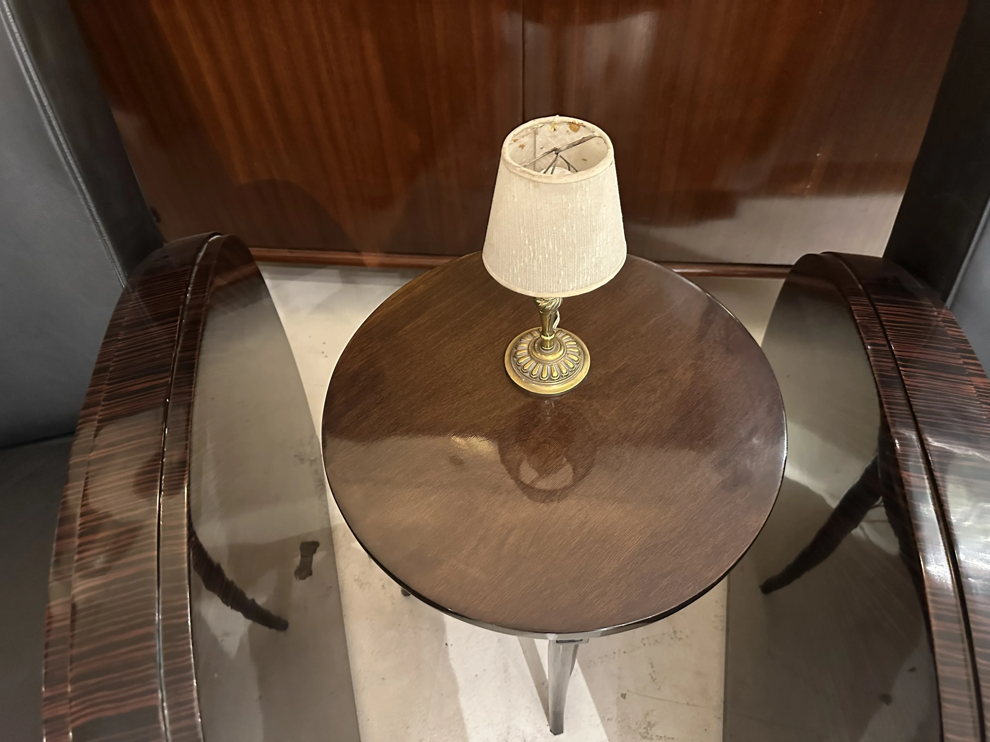 antigua lámpara de mesa con un diseño clásico y sombra suave en una mesita de madera.