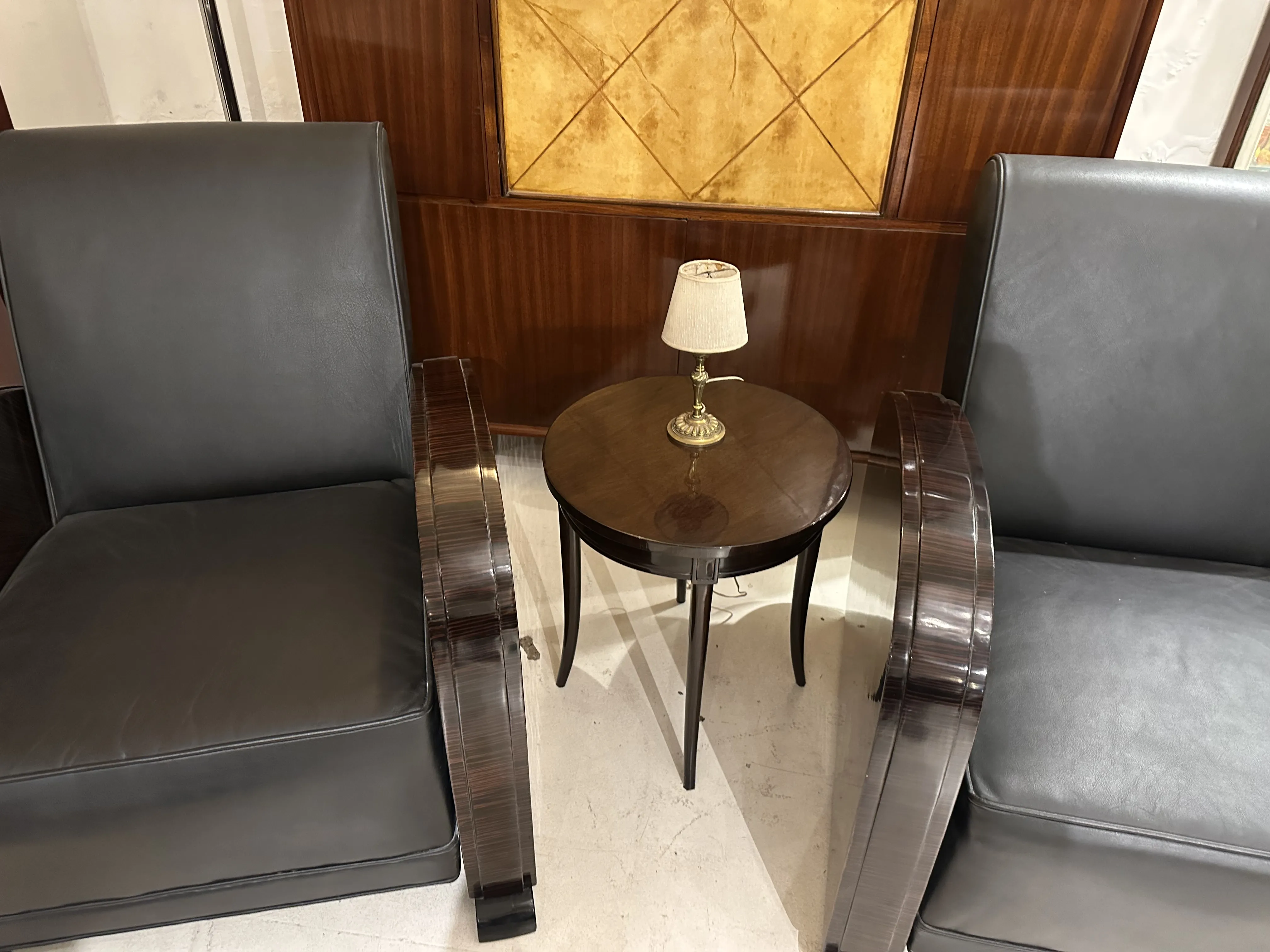 lámpara de mesa antigua sobre una mesa con sillones