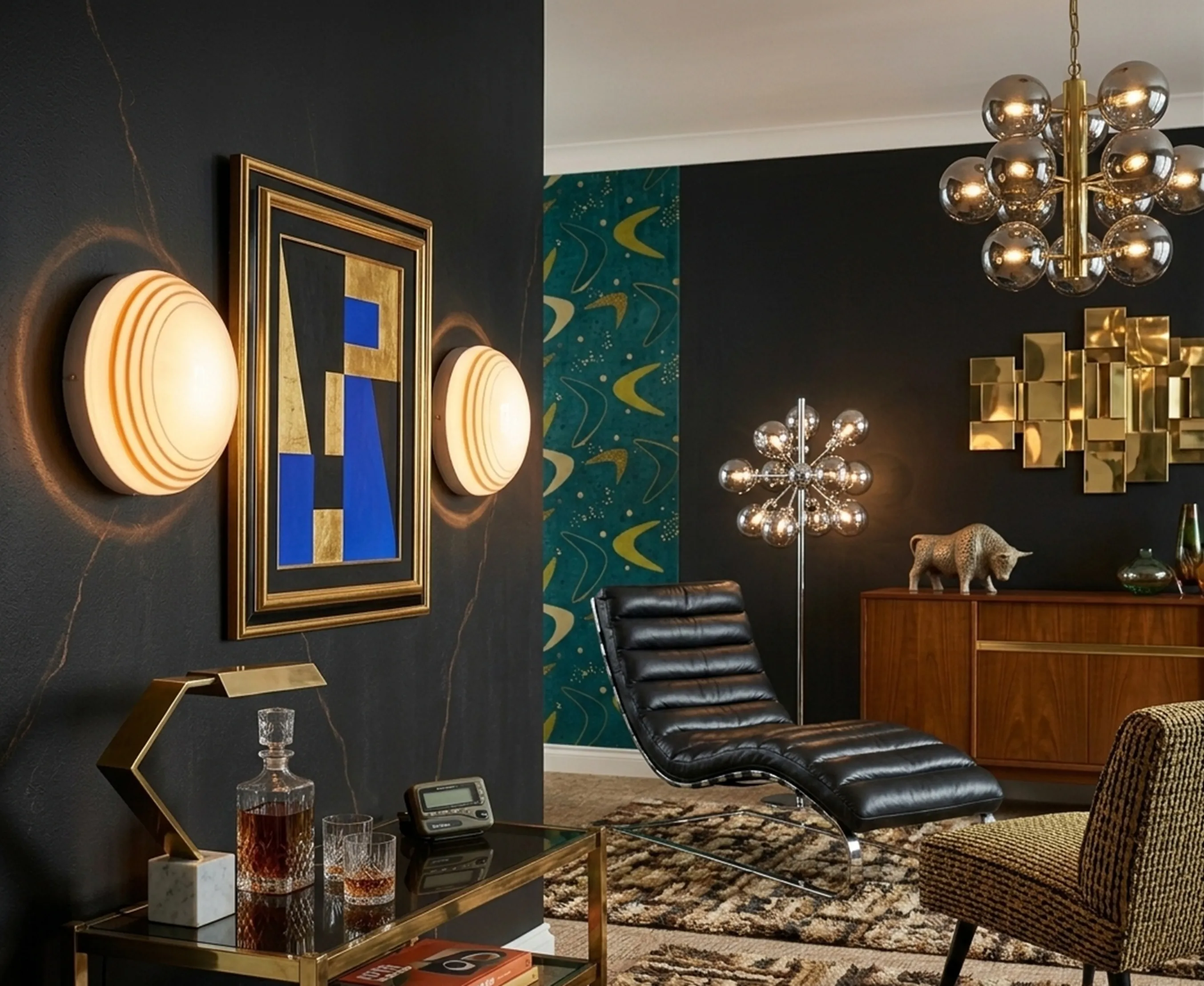 Drei antike Deckenleuchten in einem modernen Umfeld.