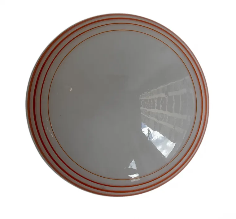 Tre plafoniere antiche con linee arancioni, stile decorativo