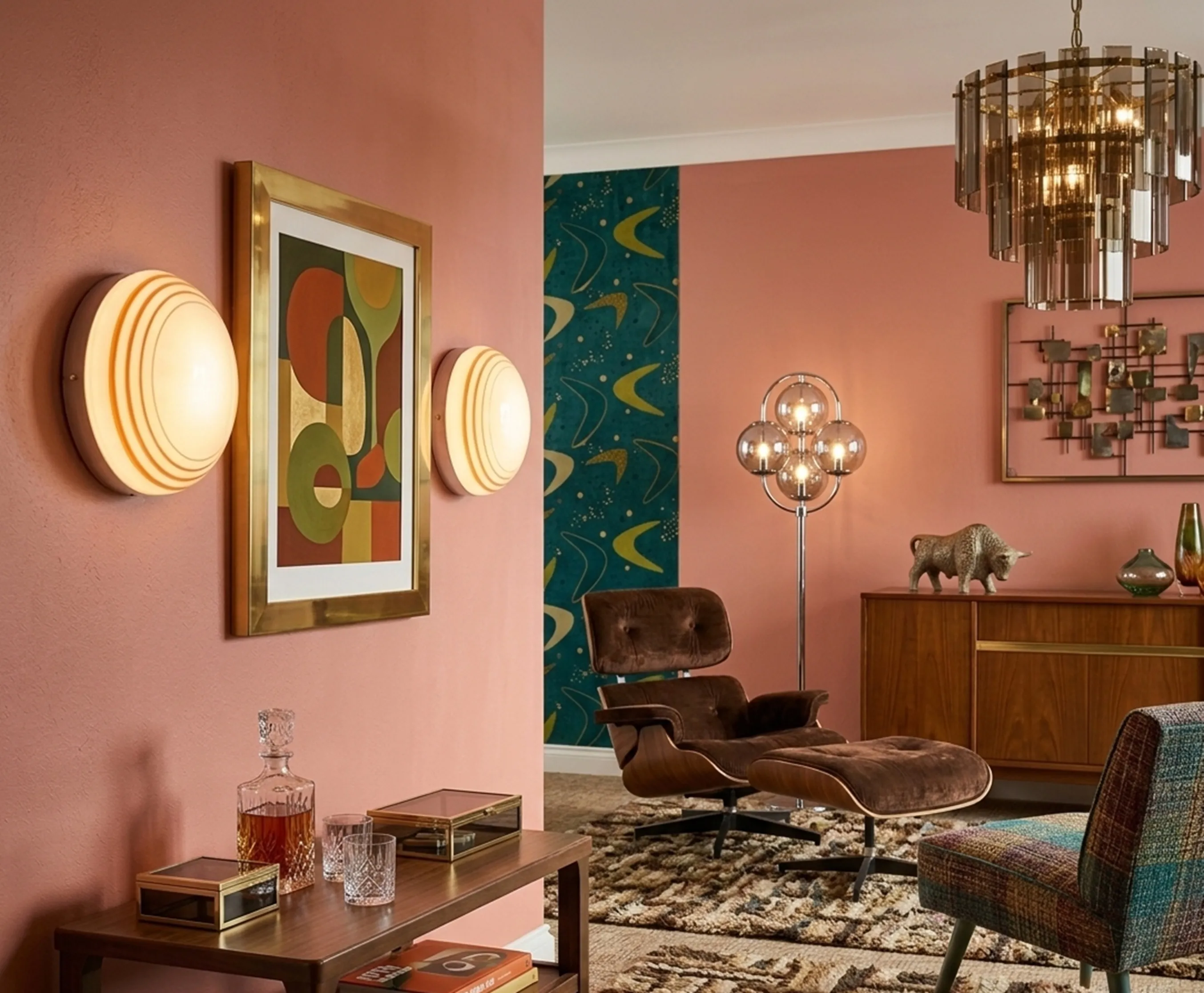 trois plafonniers anciens illuminant un mur décoratif