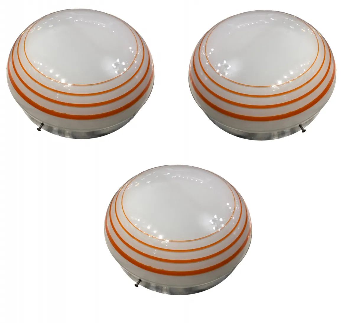 Três luzes de teto antigas com design decorativo em cores claras.