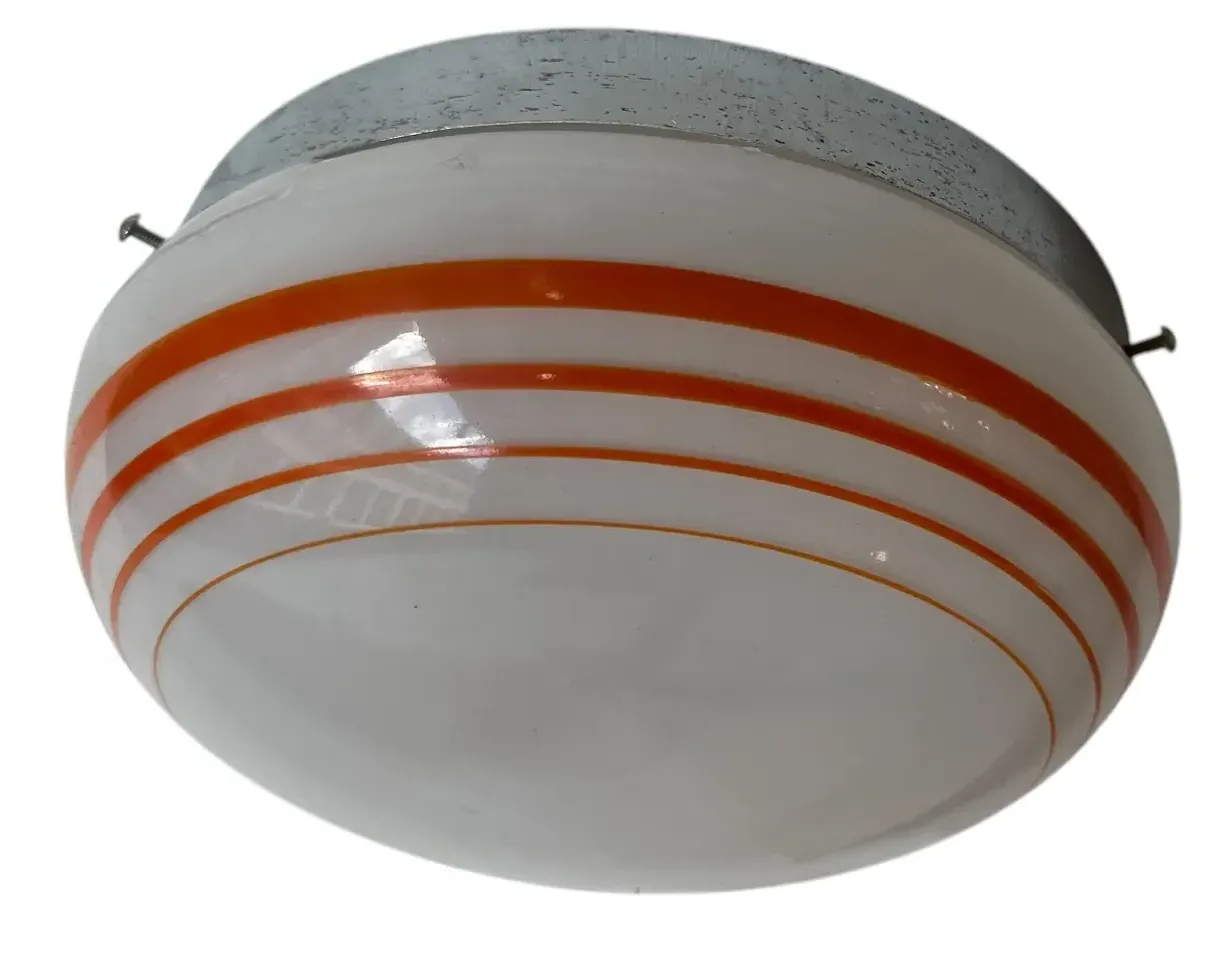 tres plafones antiguos con diseños decorativos, luz suave