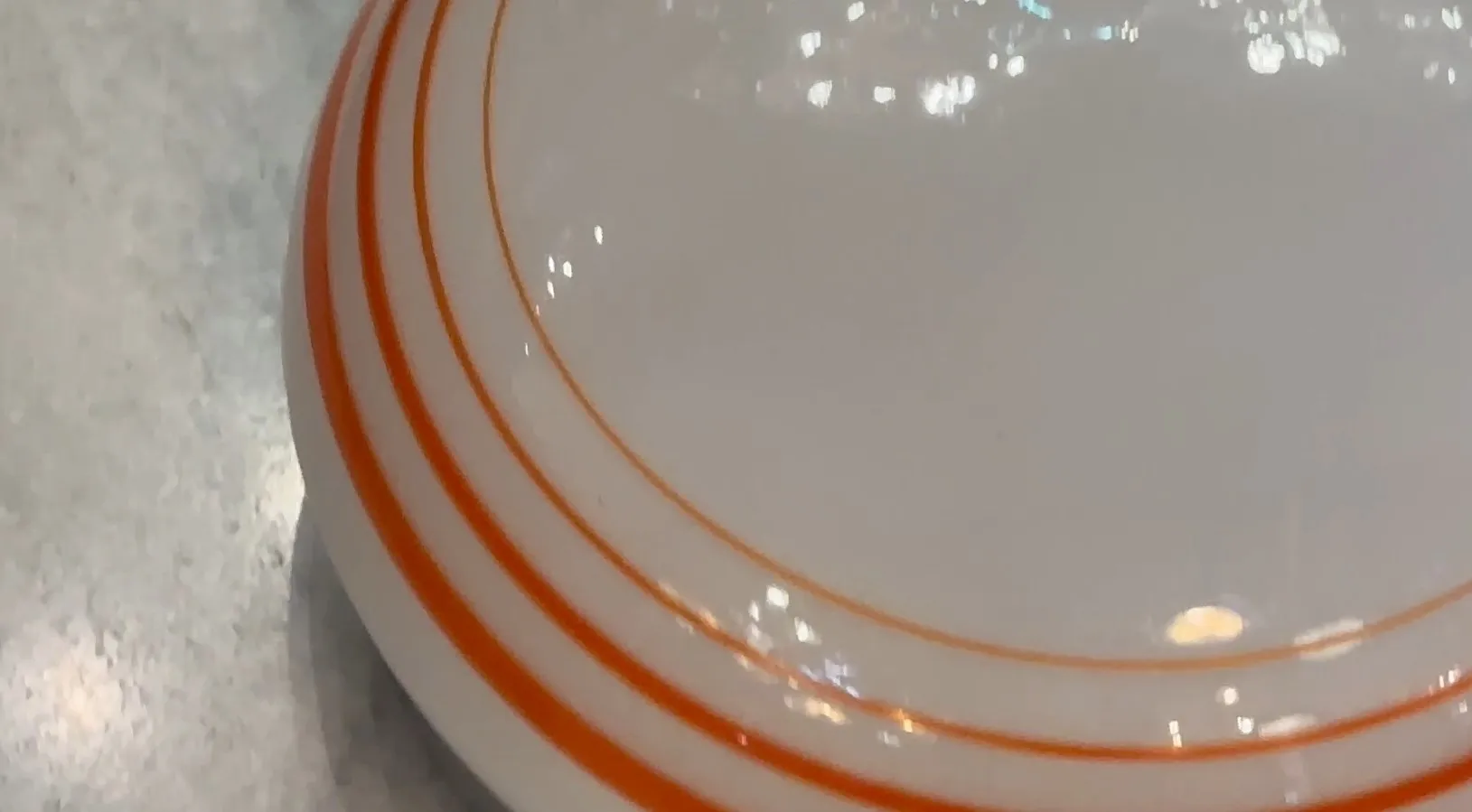 Três luzes de teto antigas em um ambiente decorativo moderno