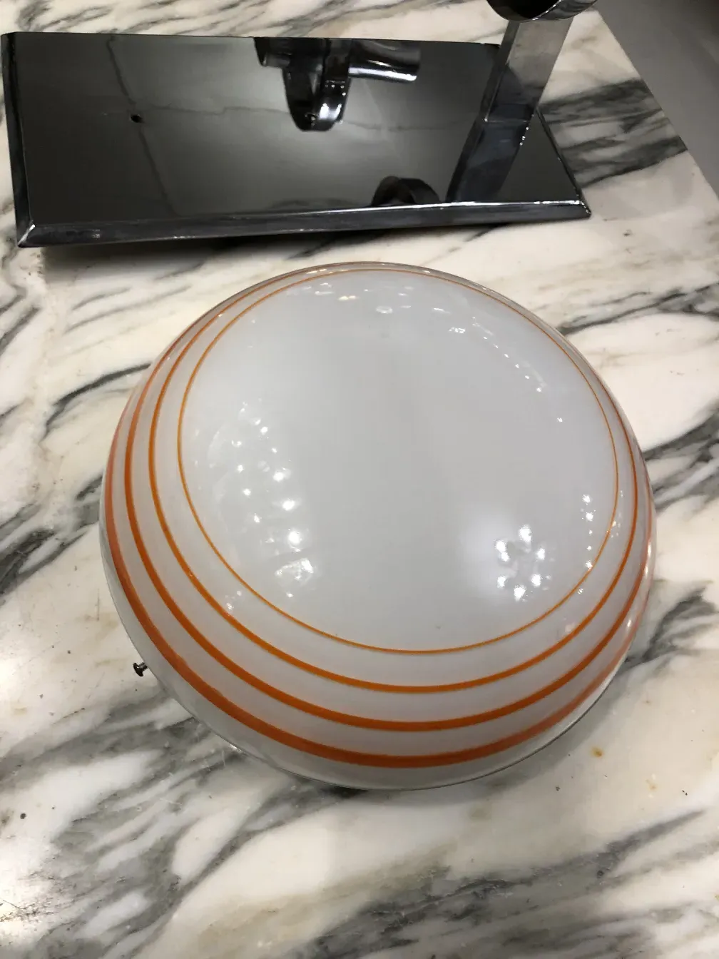 Trois plafonniers anciens avec des détails décoratifs dans un cadre élégant.