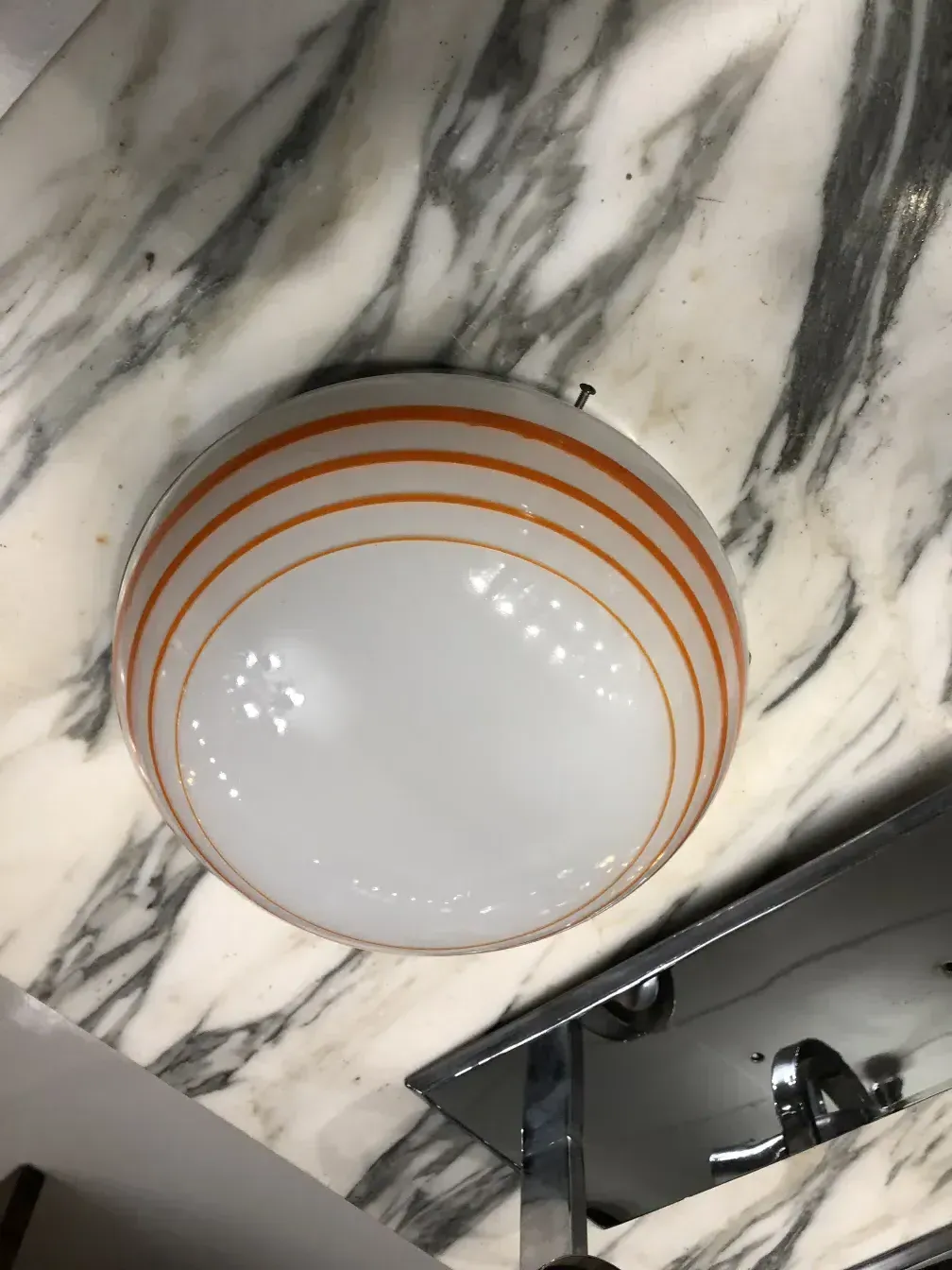 ثلاثة مصابيح سقف قديمة بخلفية بيضاء مع خطوط برتقالية