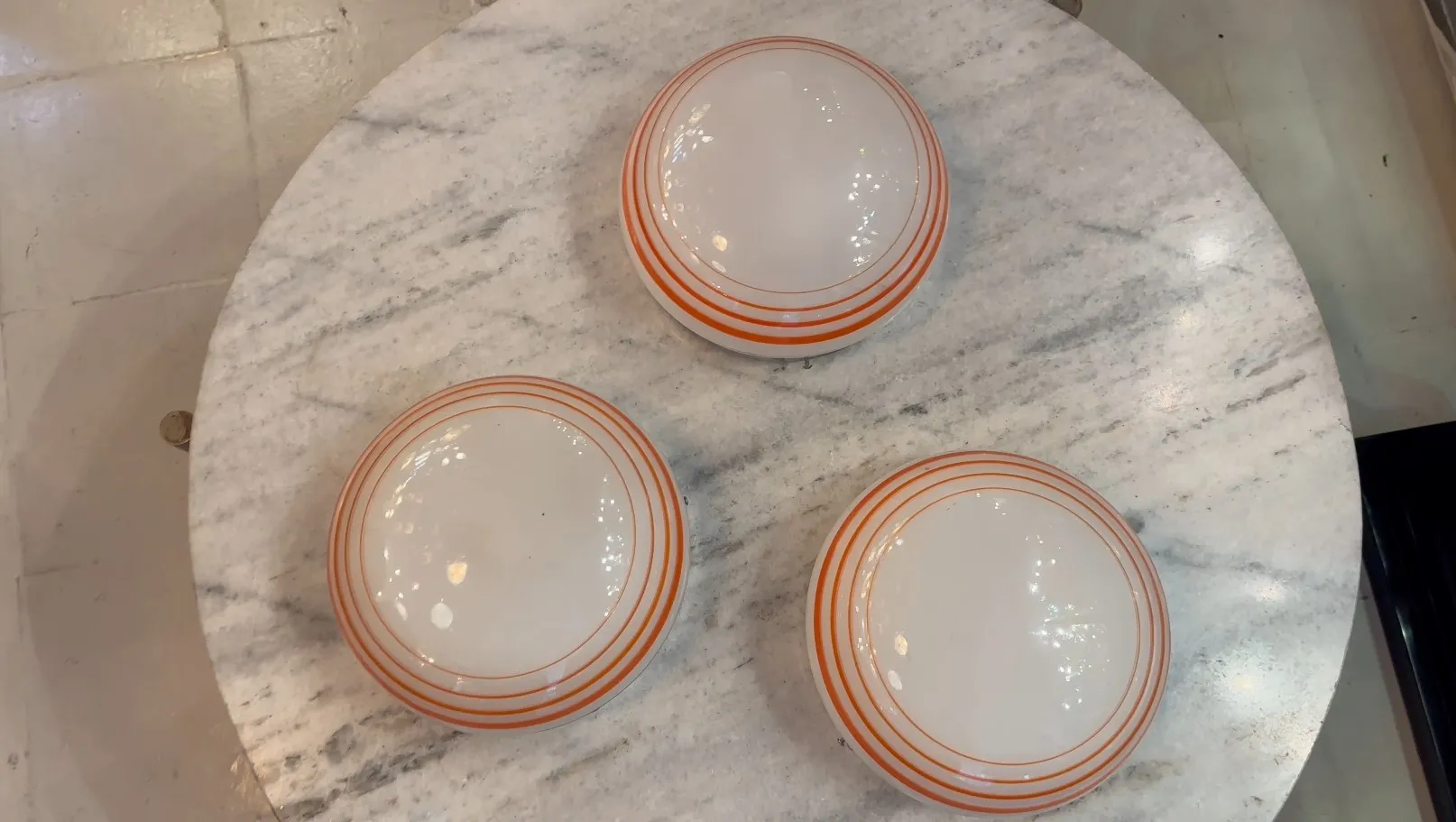 Trois plafonniers antiques avec des formes rondes et des lignes