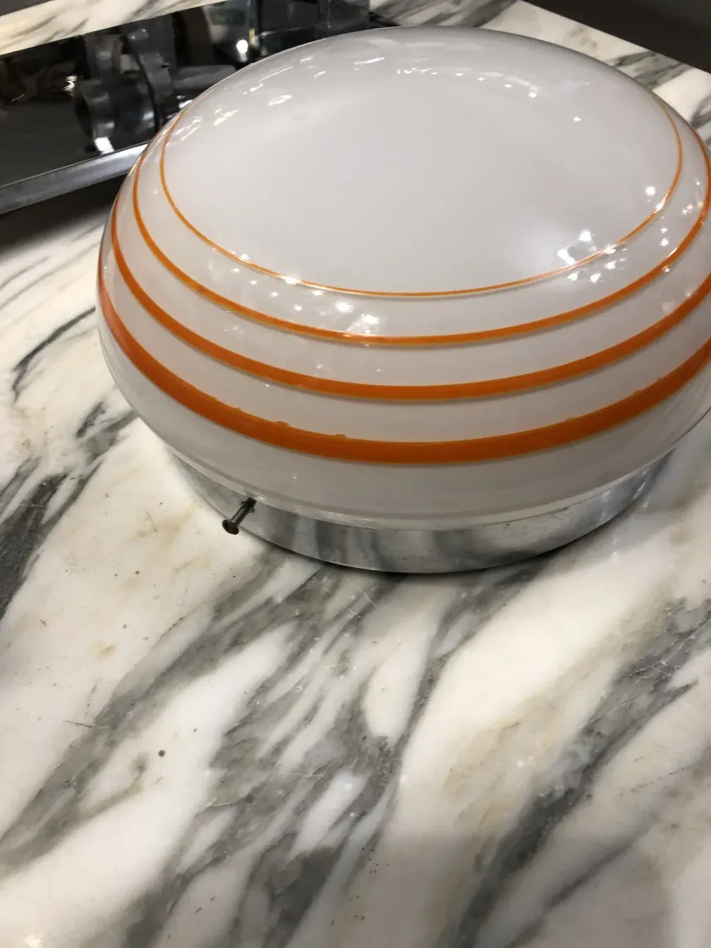 Trois plafonniers antiques de forme ronde avec des lignes orange