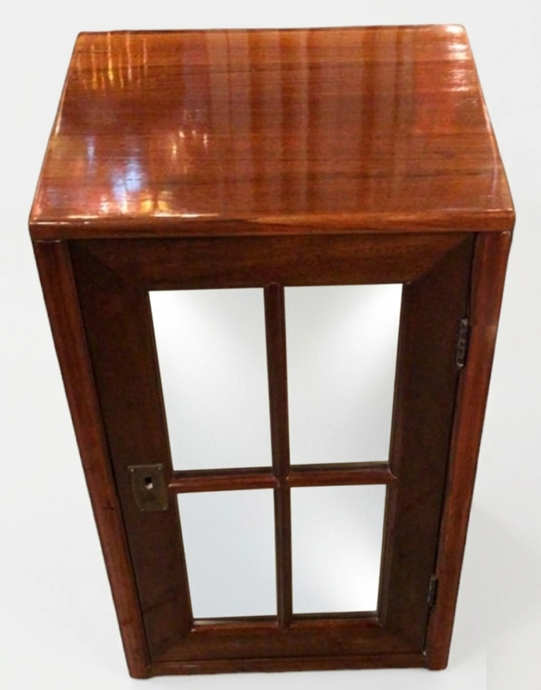 mesa de luz antiga com design elegante e acabamento polido, adequada para qualquer quarto