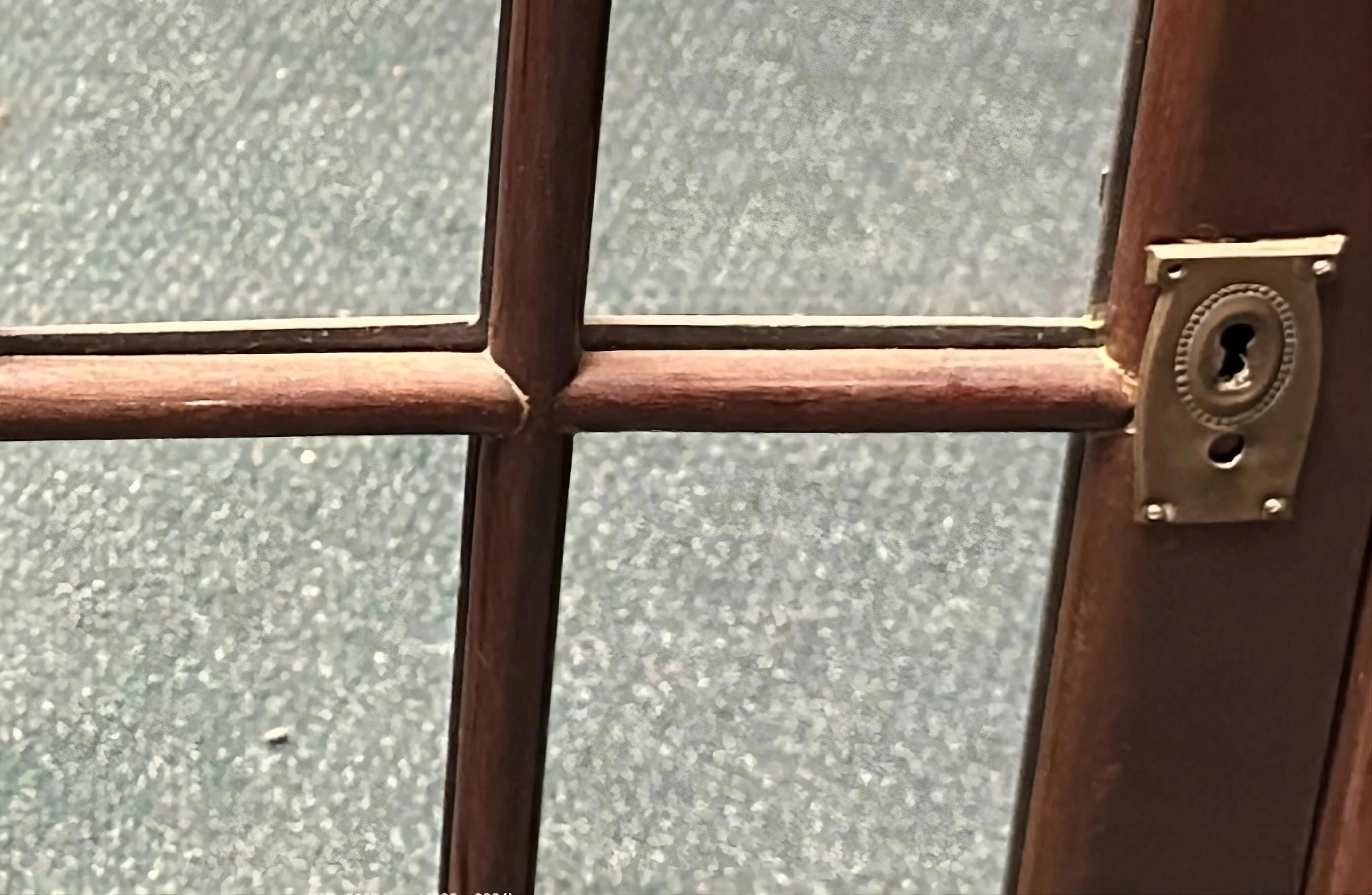 table de chevet ancienne avec des détails décoratifs et une serrure