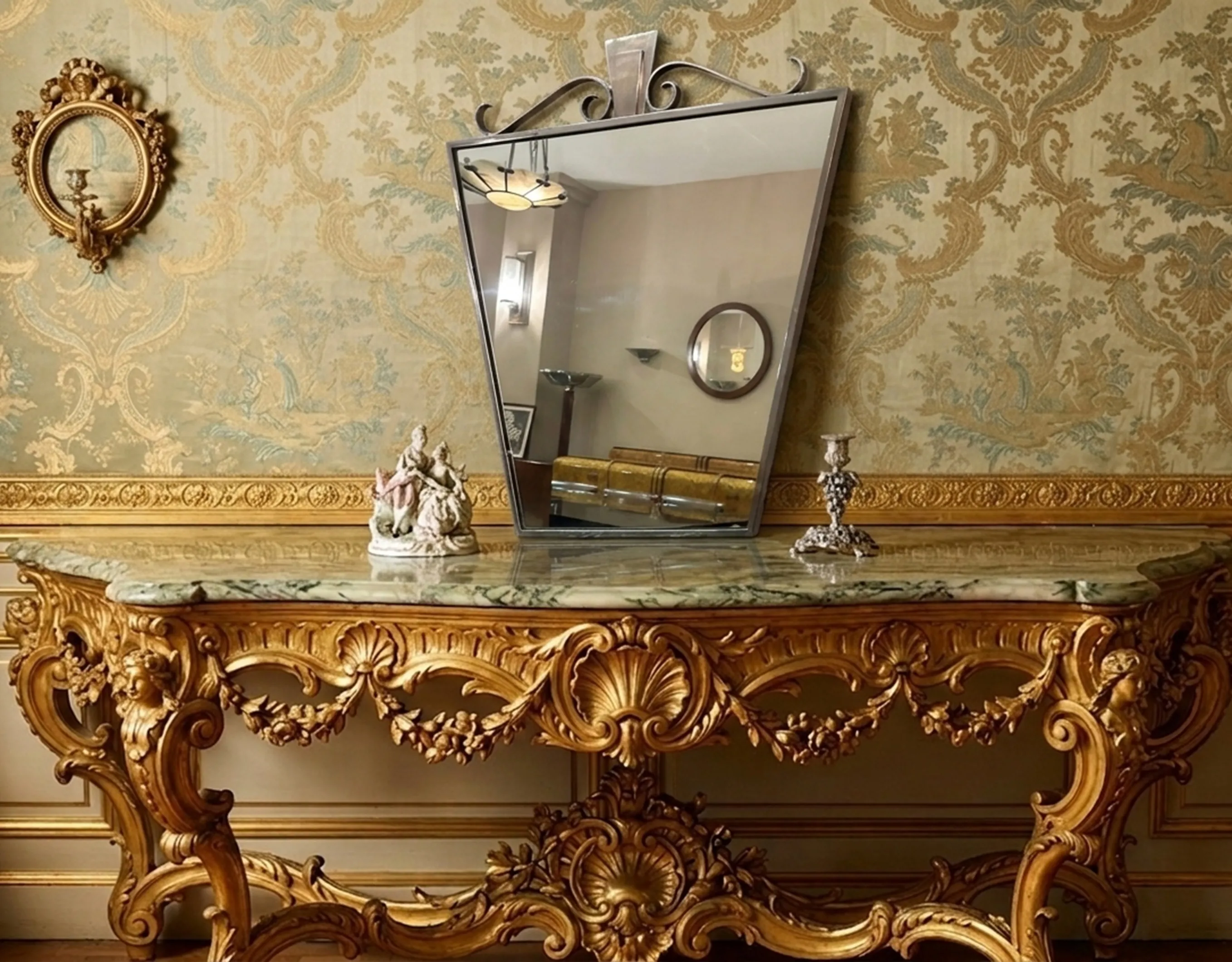 miroir mural décoratif antique avec cadre doré, fond beige