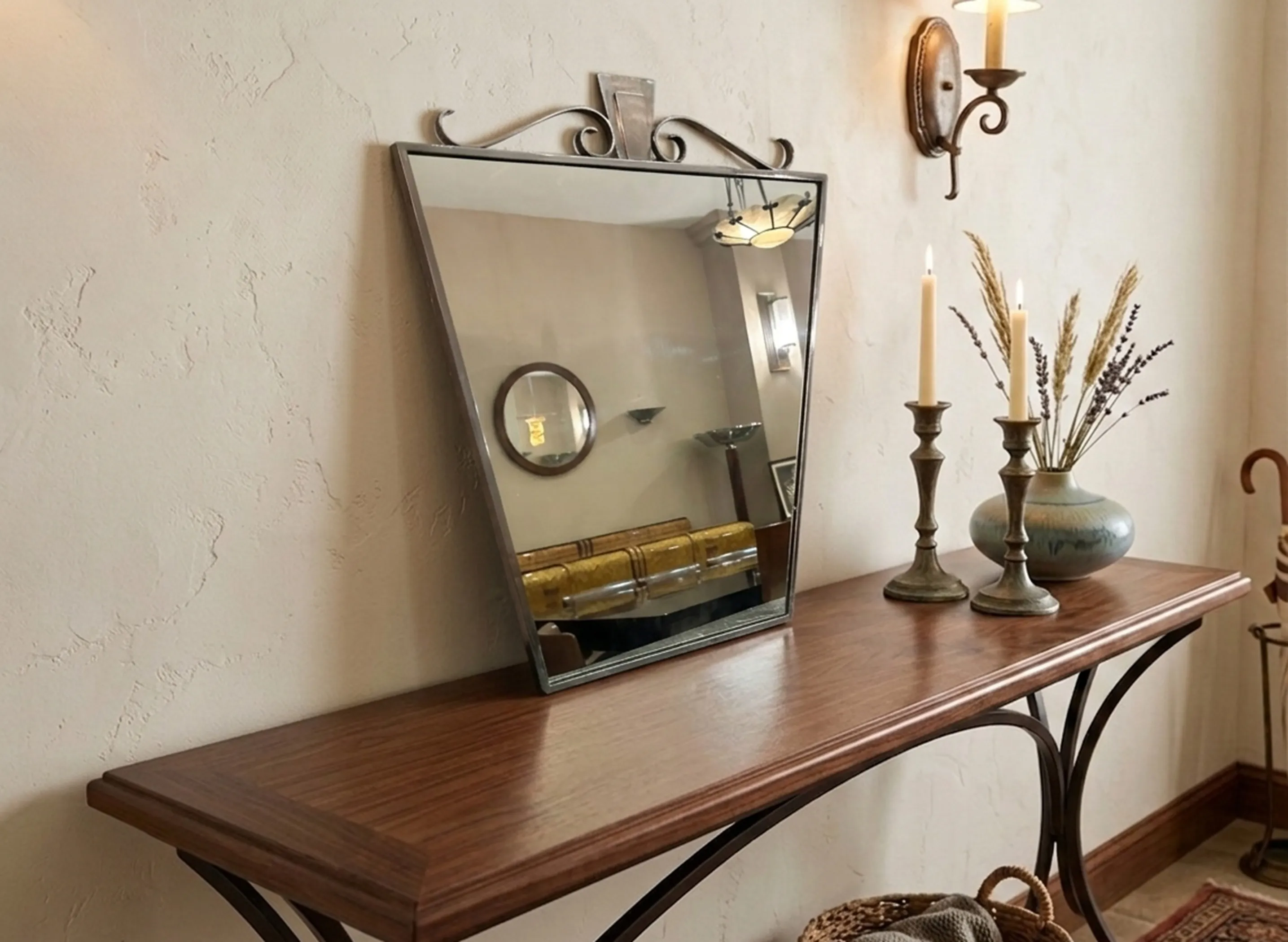 Espelho antigo decorativo sobre uma mesa