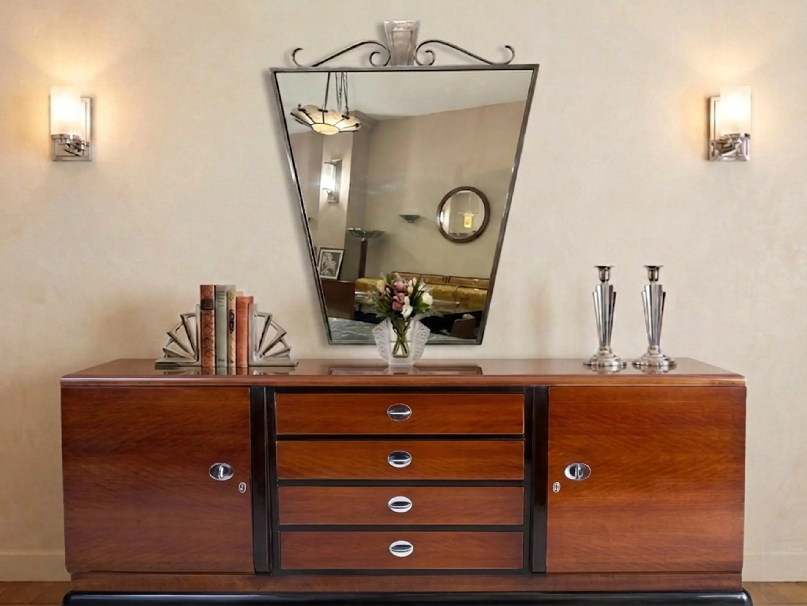 miroir ancien avec forme décorative sur une commode