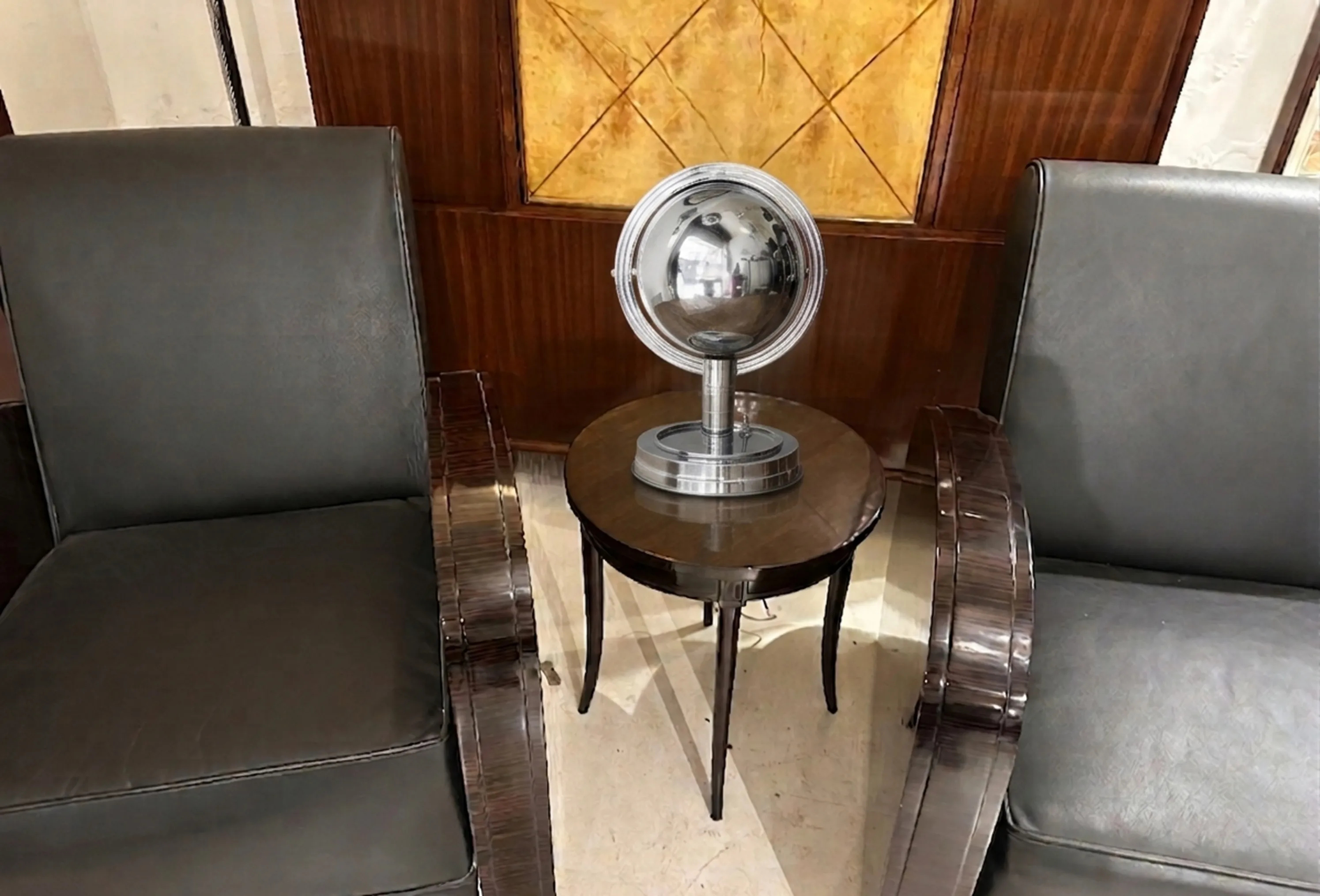 lampe de bureau ancienne avec base sphérique brillante dans un cadre élégant.