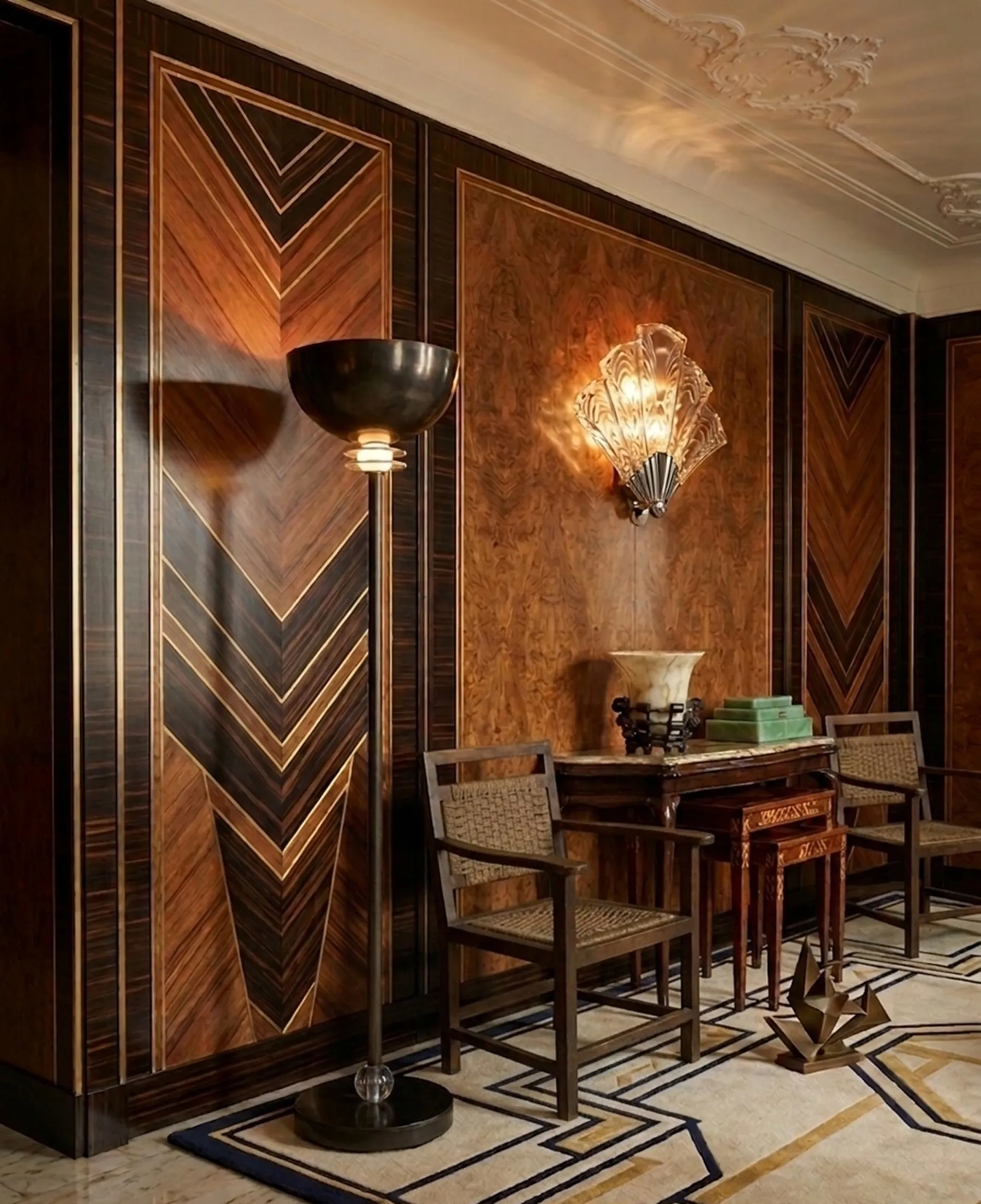 Poltrona antiga em estilo clássico, decoração elegante e atmosfera aconchegante.