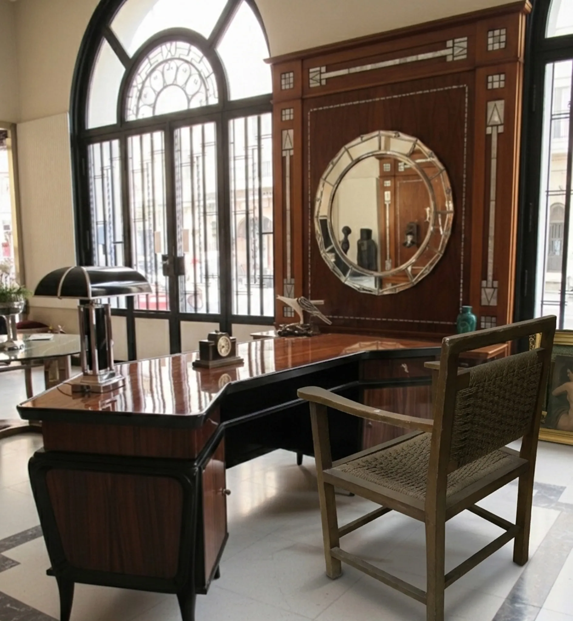 Poltrona antica con dettagli decorativi in un ambiente elegante.