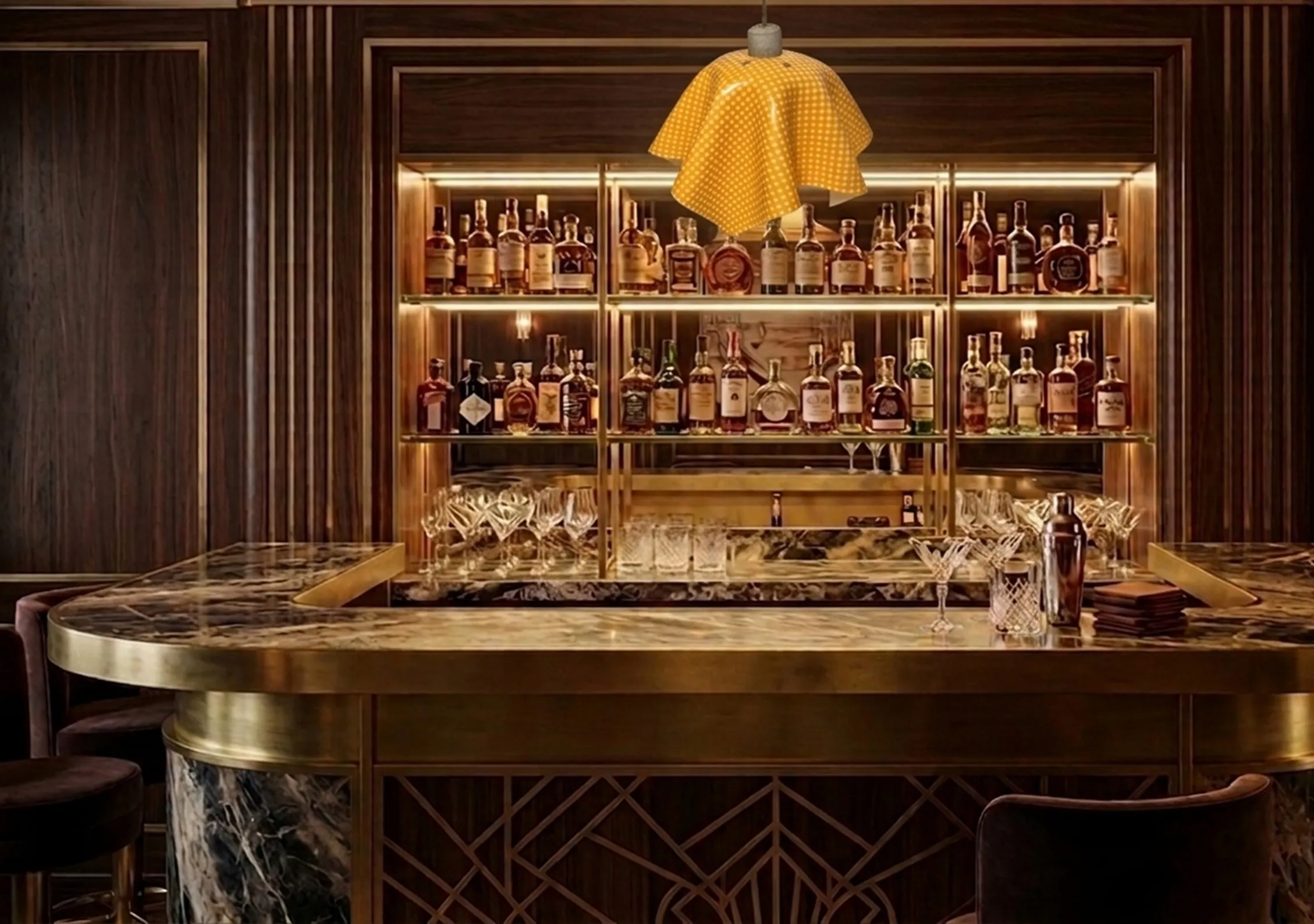 Lustre ancien avec un design jaune dans un bar sophistiqué avec des bouteilles de liqueur.