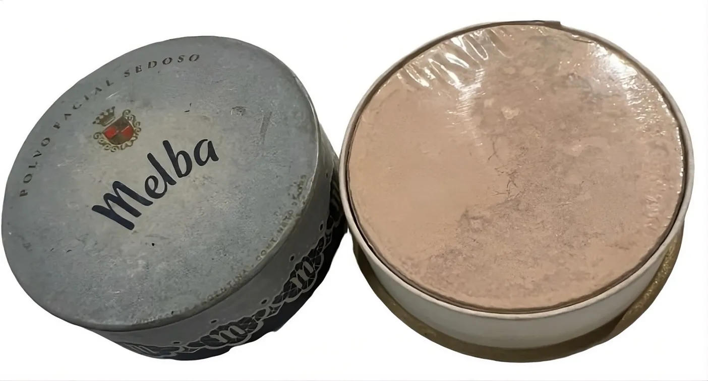 compact de poudre pour le visage soyeux antique Melba avec un design orné
