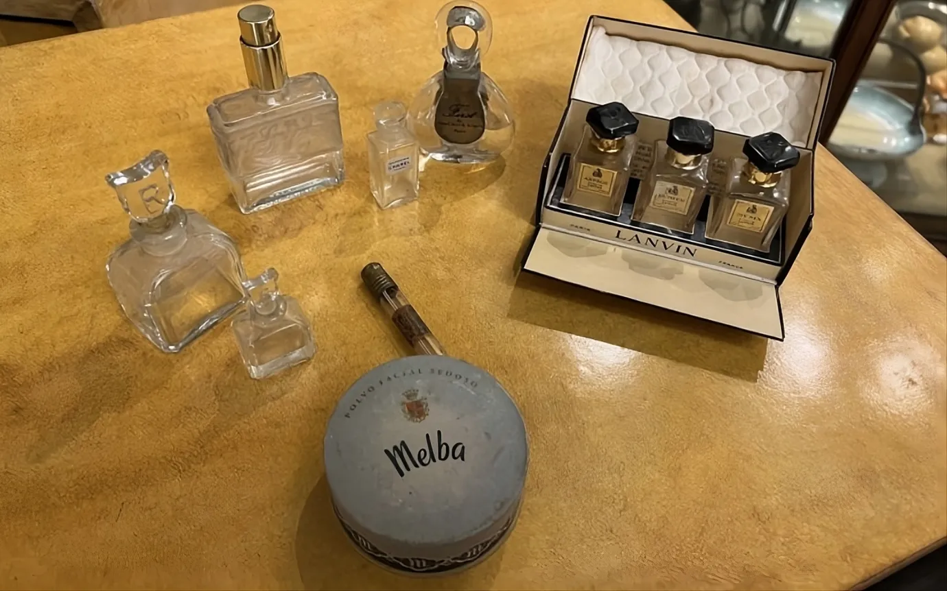 Antique compact on the table, with the name Melba visible.