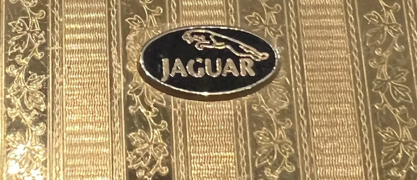 polvera antigua Jaguar Stratton England con un diseño decorativo dorado