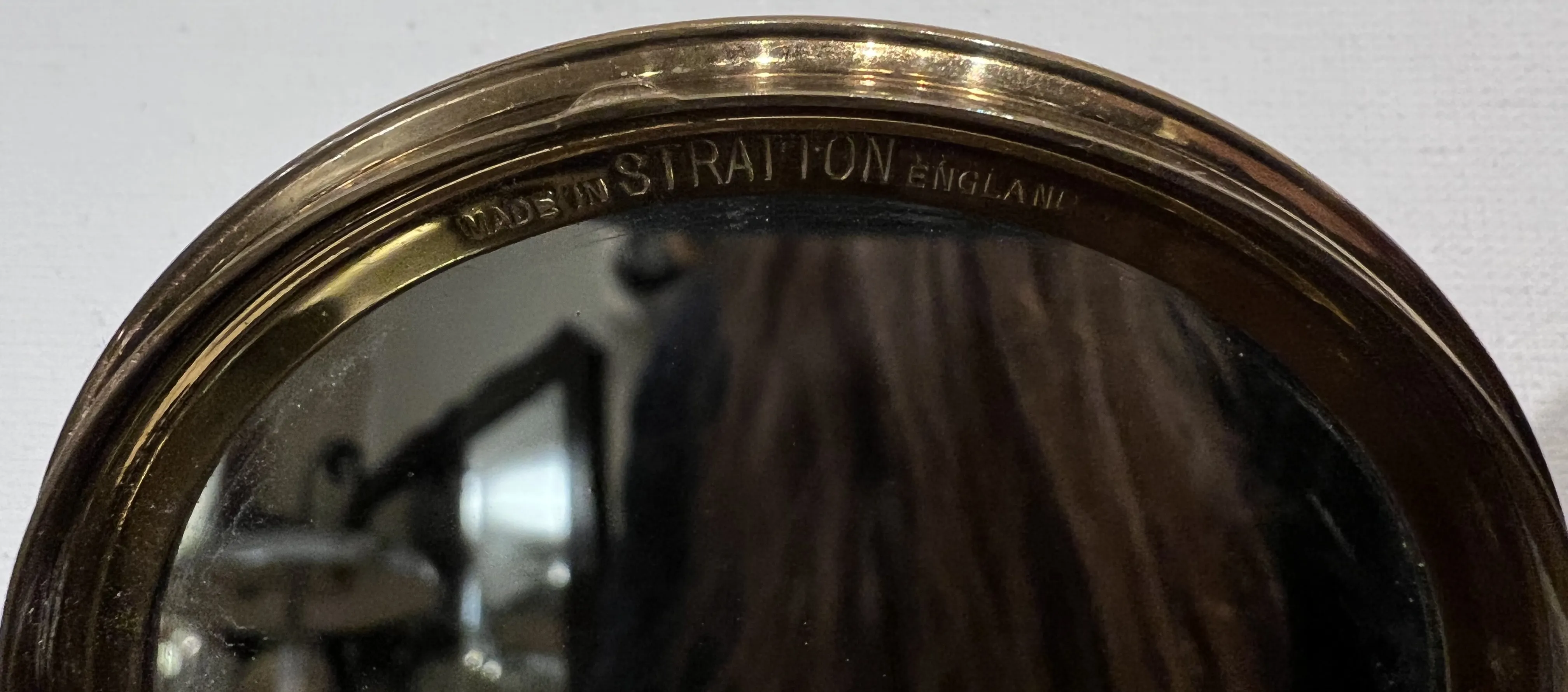 fard joues poudre ancien avec design élégant et miroir