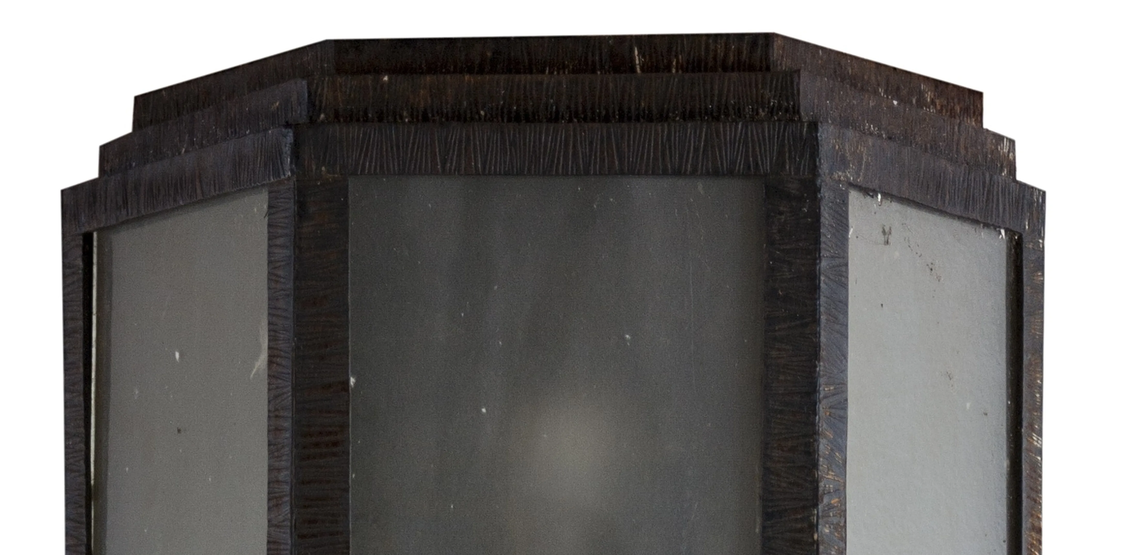 particolare di coppia di applique antiche con forme geometriche e finiture scure in un contesto decorativo.