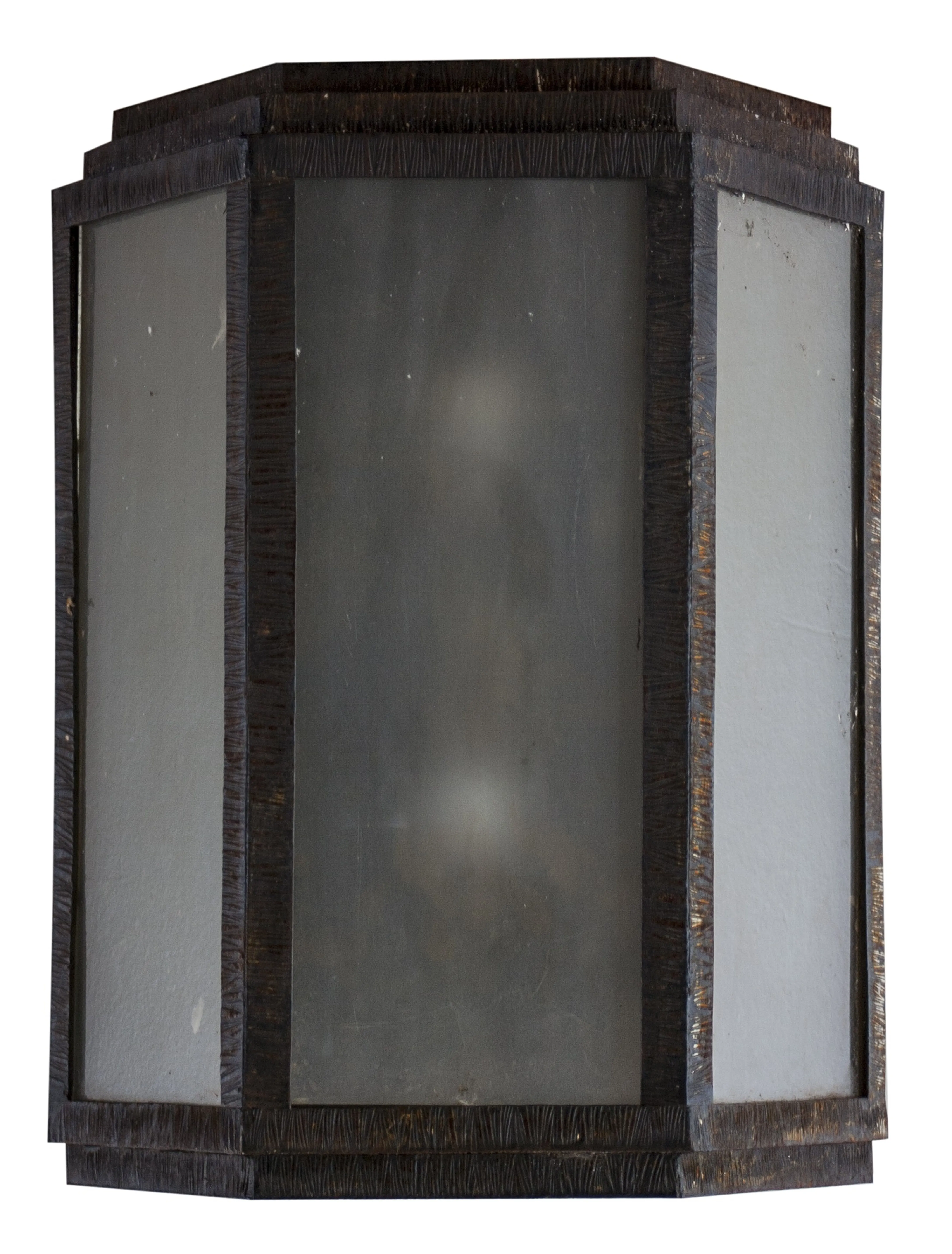 Par de apliques antiguos con forma rectangular y luz suave, iluminando el entorno