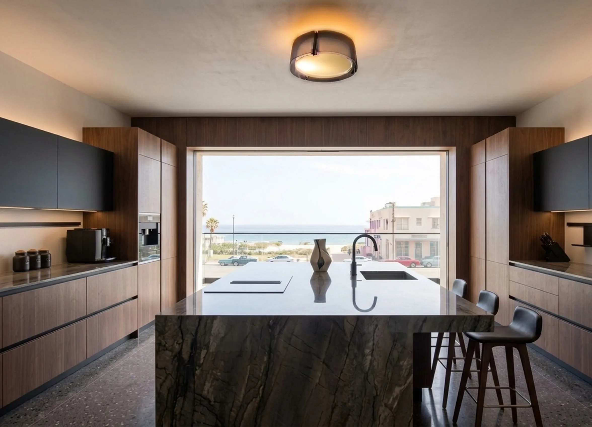 plafoniera antica in una cucina moderna con vista mare