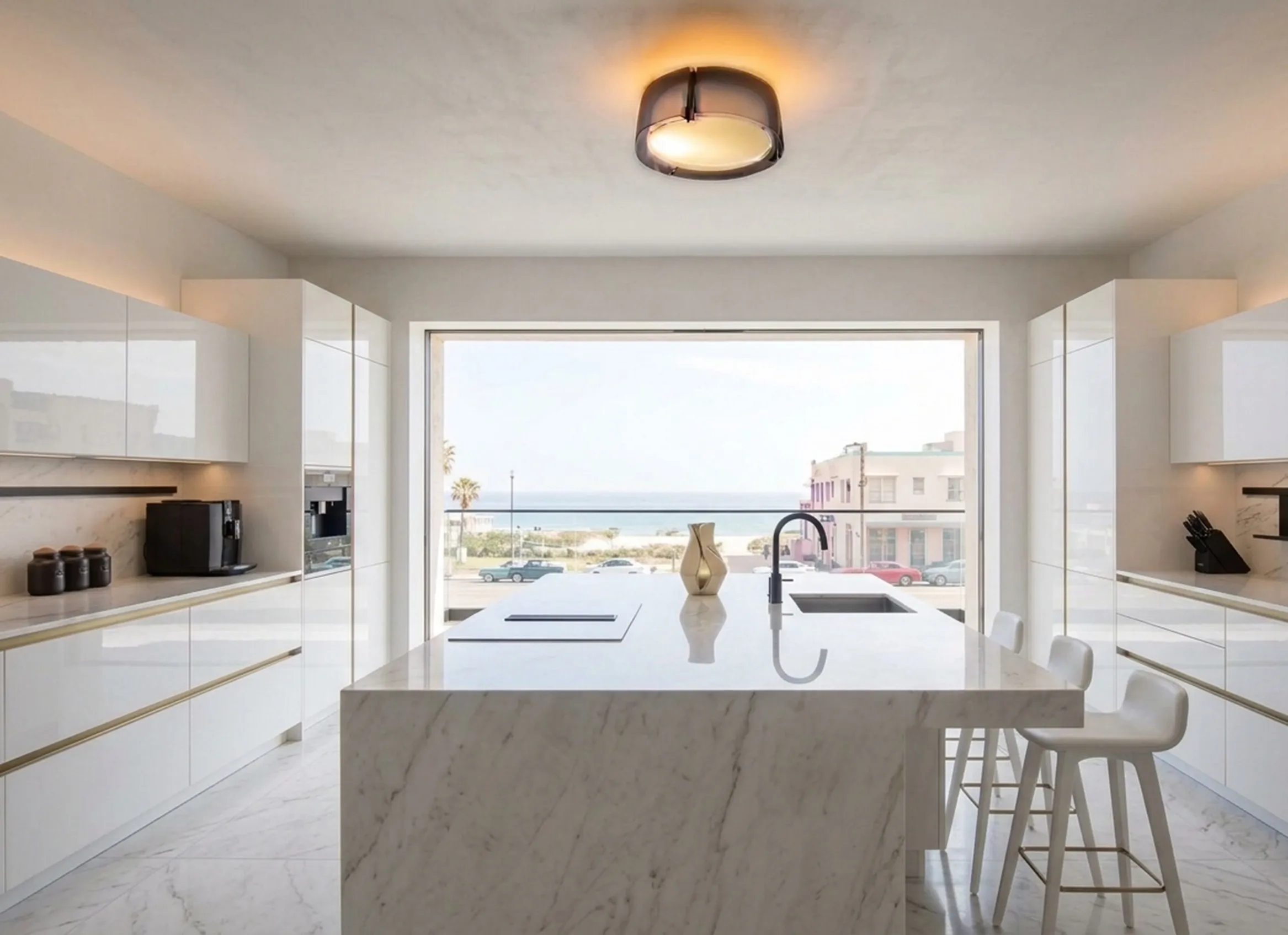 antike deckenleuchte beleuchtet eine moderne weiße küche