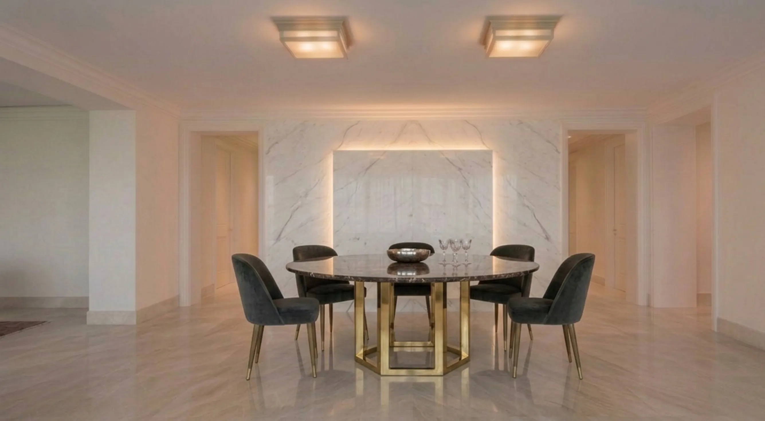 Blick auf 2 antike Deckenleuchten in einem eleganten Esszimmer mit runder Tisch