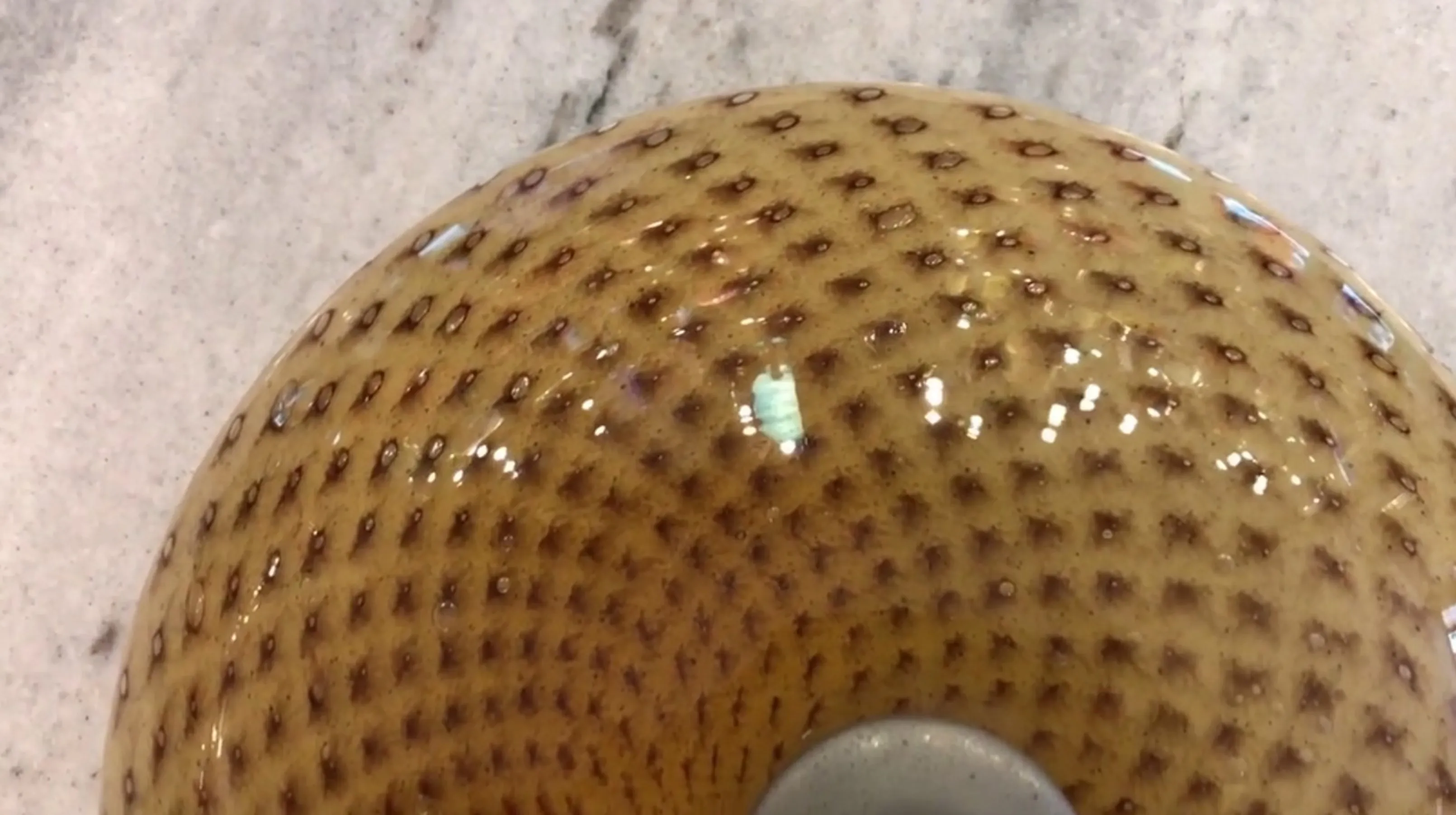 Plafonnier ancien avec texture décorative en couleur claire