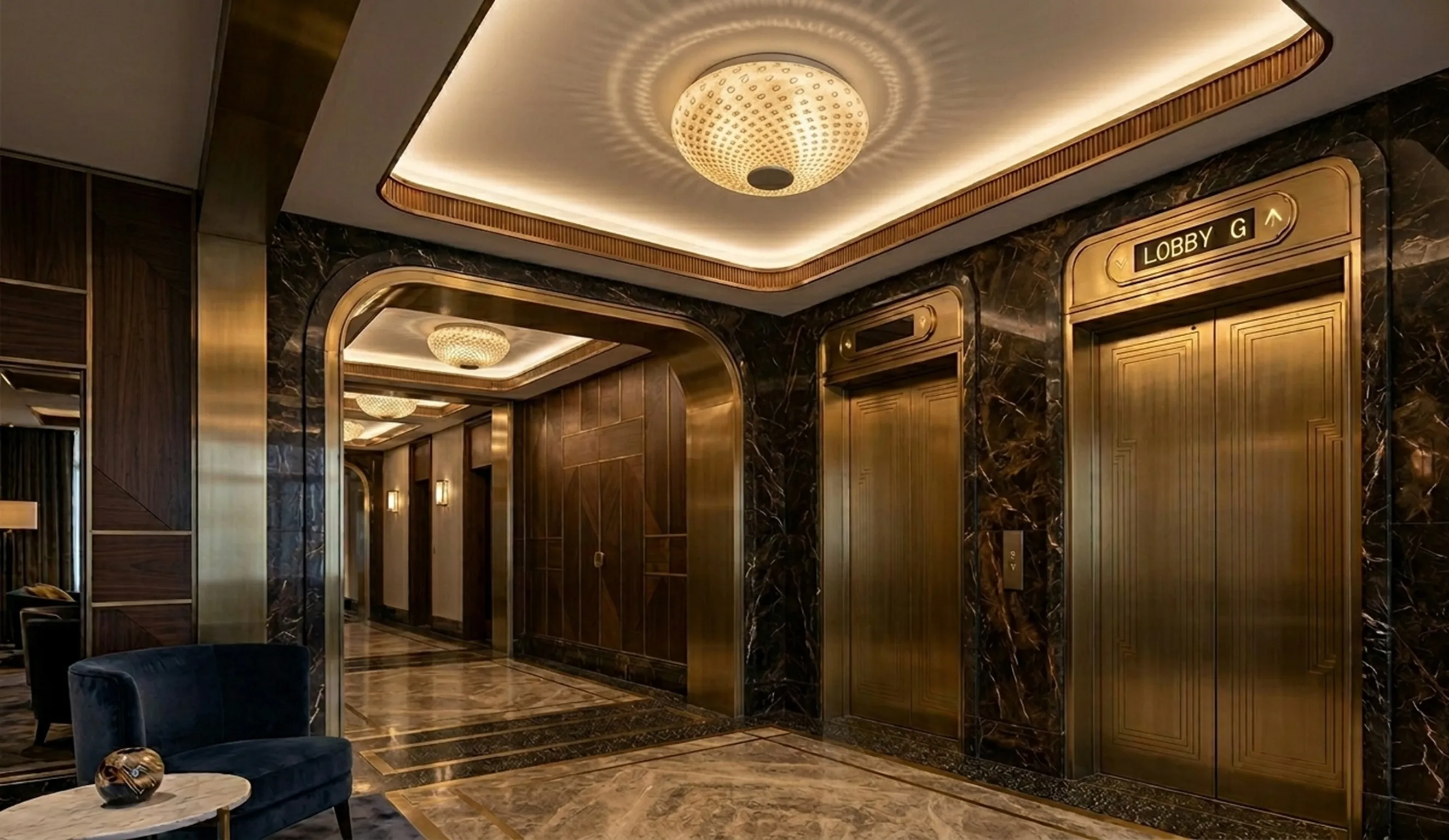 antiguo plafón decorativo en el lobby con luces cálidas