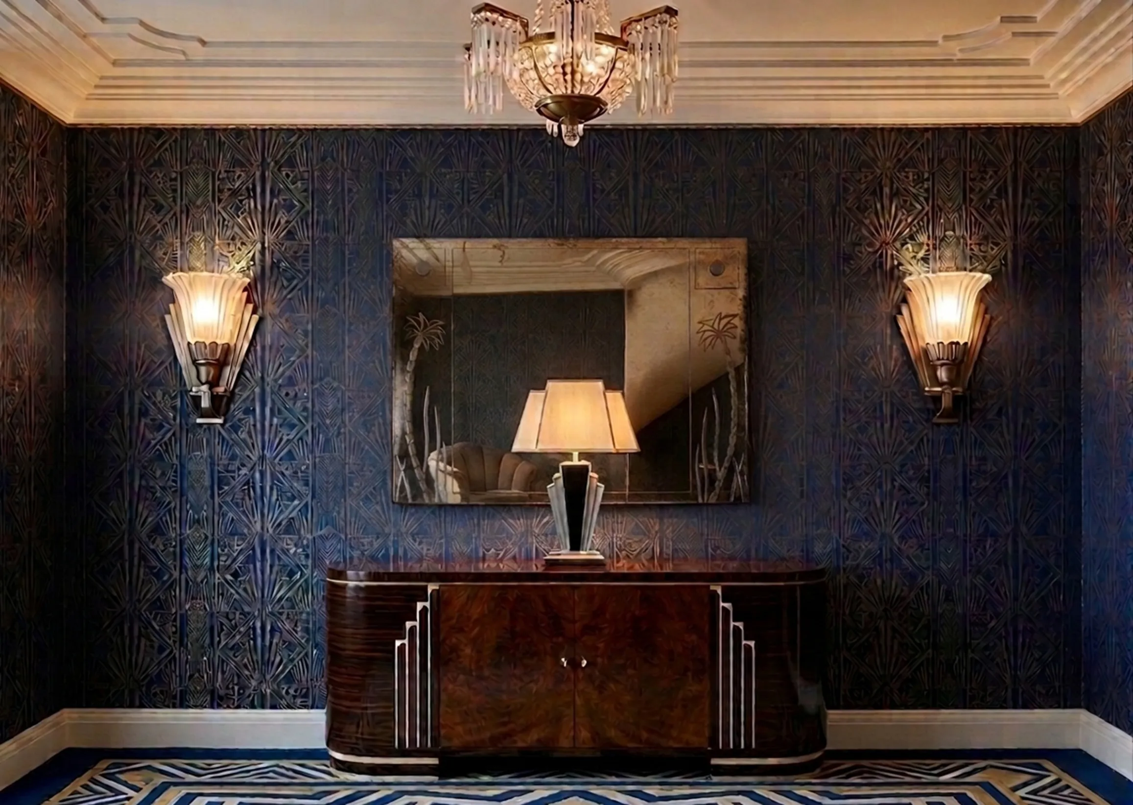 Miroir ancien décoratif au-dessus d'une élégante console dans un cadre classique