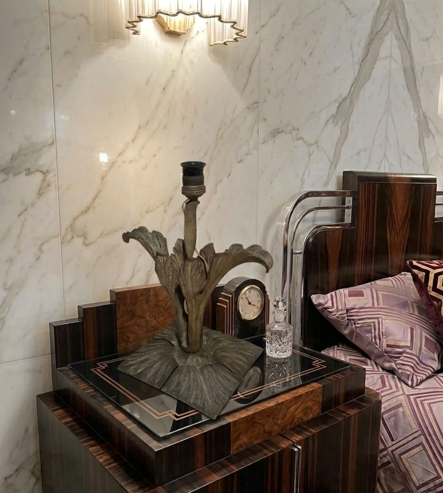 lampe de bureau ancienne décorative avec un design unique dans la chambre